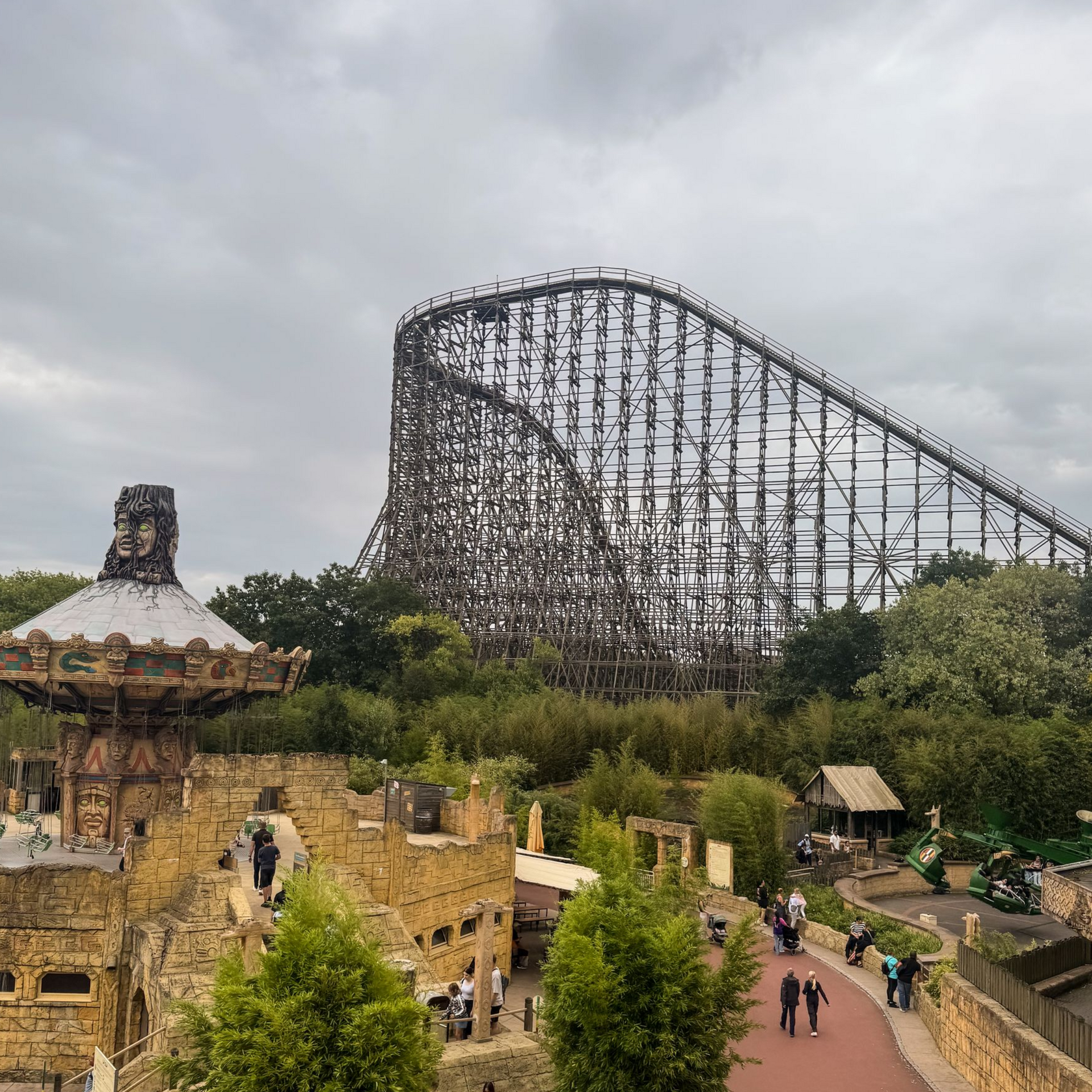 Blick auf die Holzachterbahn Colossos und weitere Attraktionen