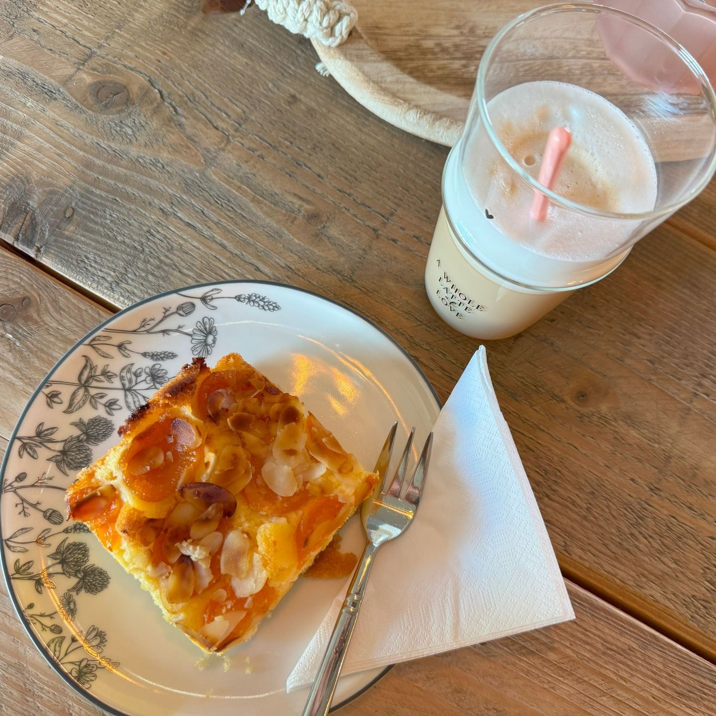 Blick auf ein Stückchen Kuchen und einem Latte Macchiato