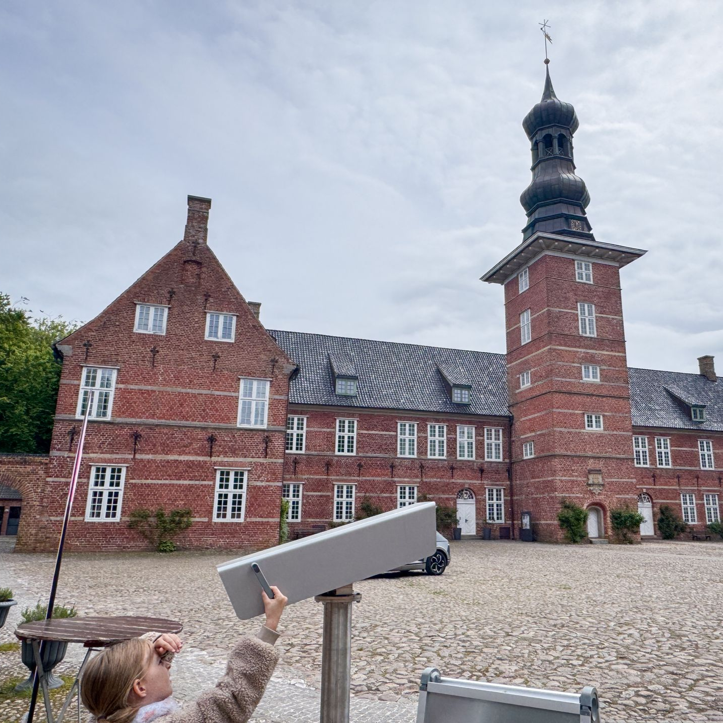 Schleswig-Holstein Tipp Blick auf das Schloss und ein digitales Fernrohr