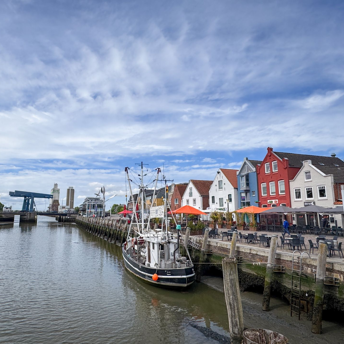 Schleswig-Holstein Tipp Blick auf die bunten Häuser und ein Schiff im Husumer Hafen