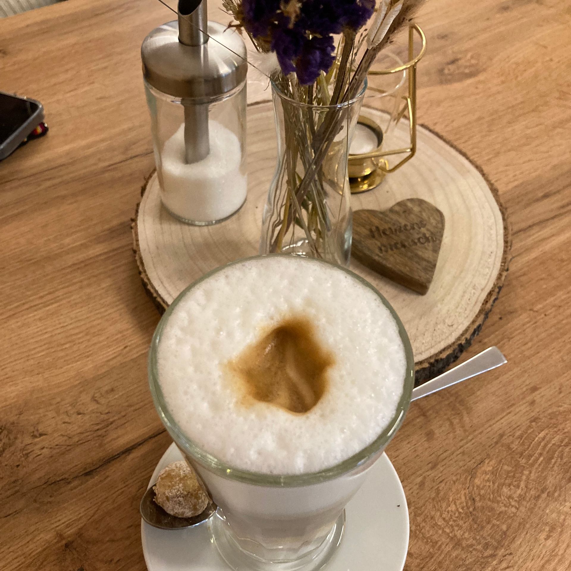 Hamburg Ausflugsziel Café Zwei Herz im Pergolenviertel Latte Macchiato und Tischdeko