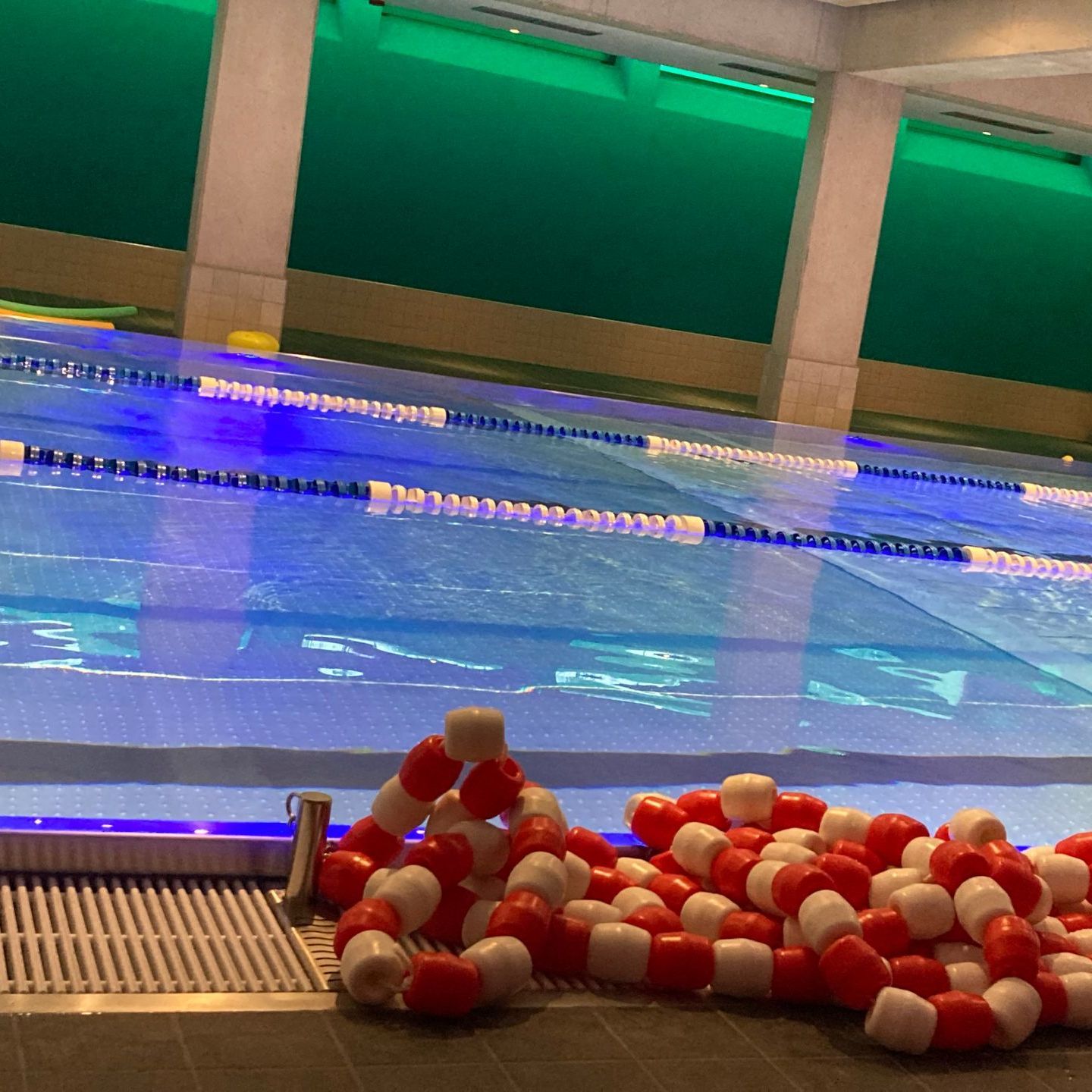 Hamburg Ausflugsziel SwymBAD Pergolenviertel Winterhude großes Schwimmbecken mit bunten Absperrungen