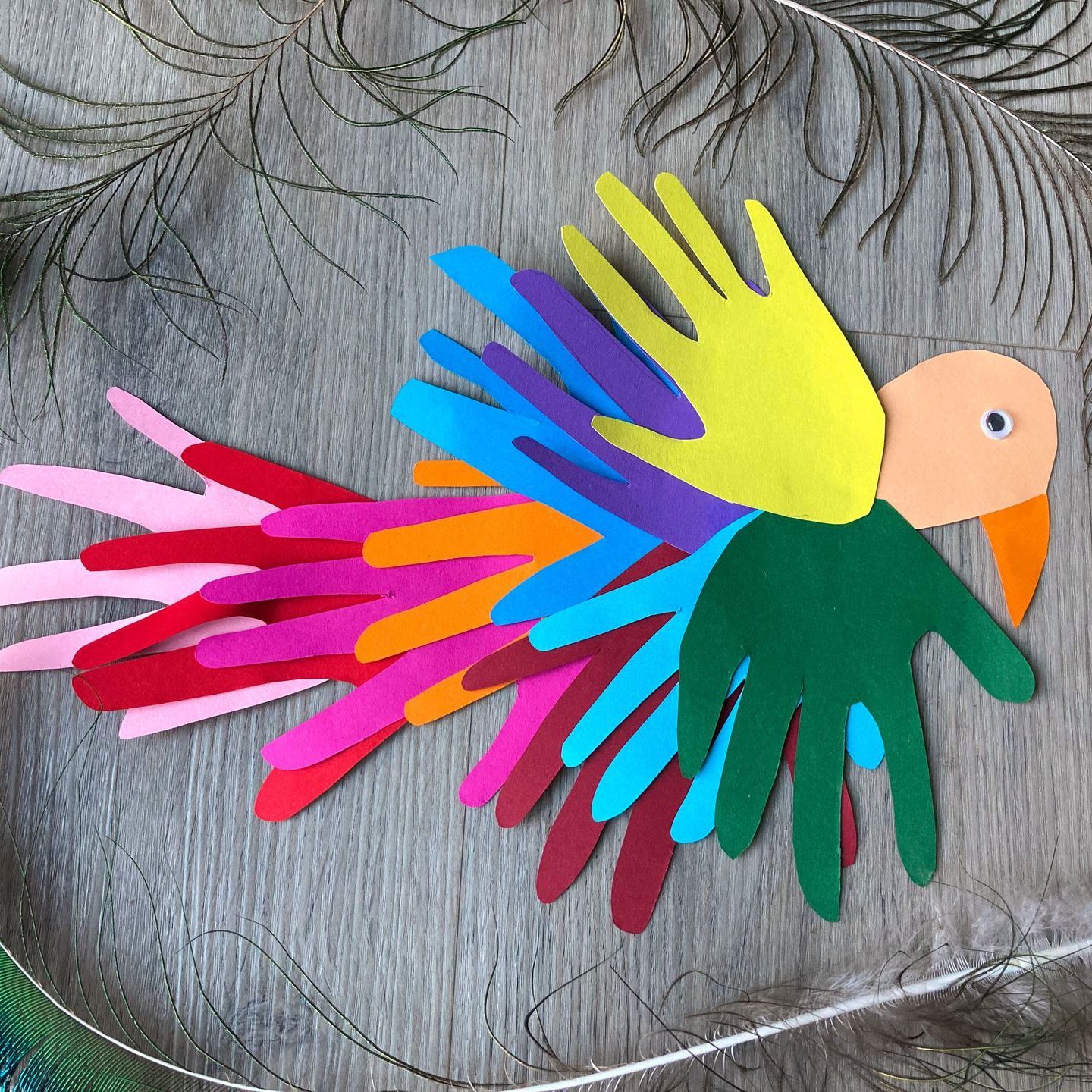 DIY Papagei aus Tonpapier Basteln mit Kindern
