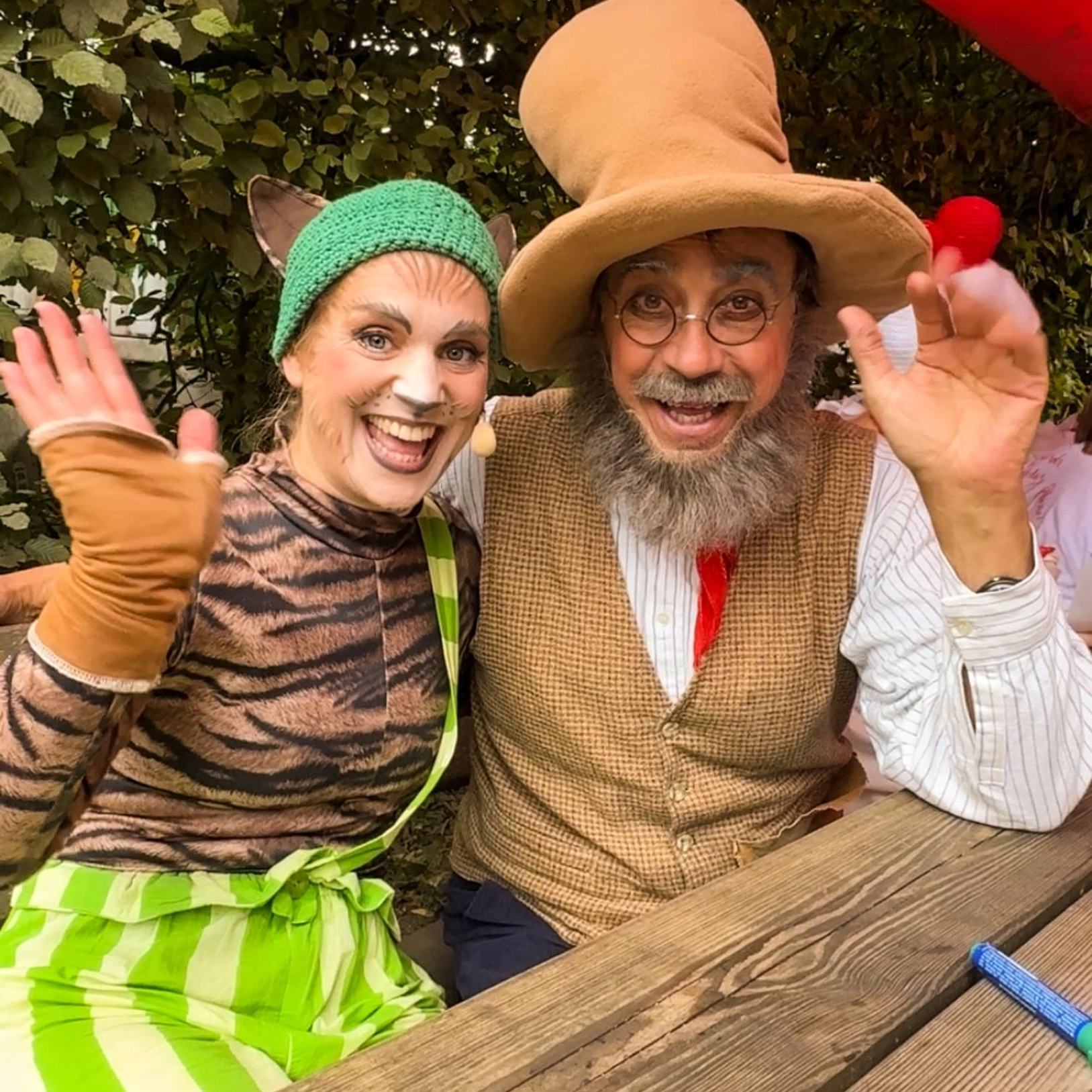 Zwei Schauspieler lachen in die Kamera