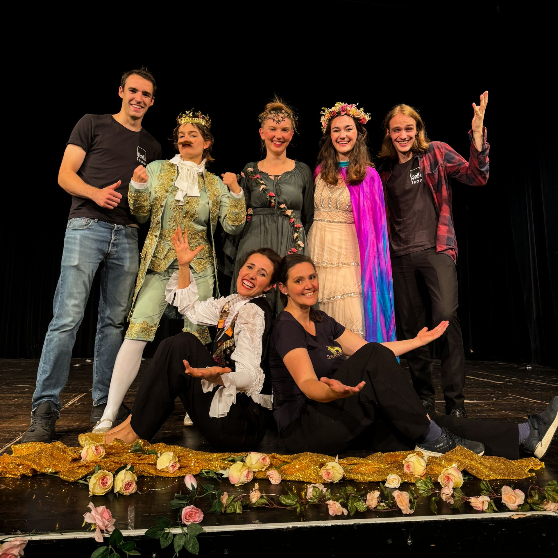 die Schauspielerinnen und Schauspieler stehen zusammen auf der Bühne