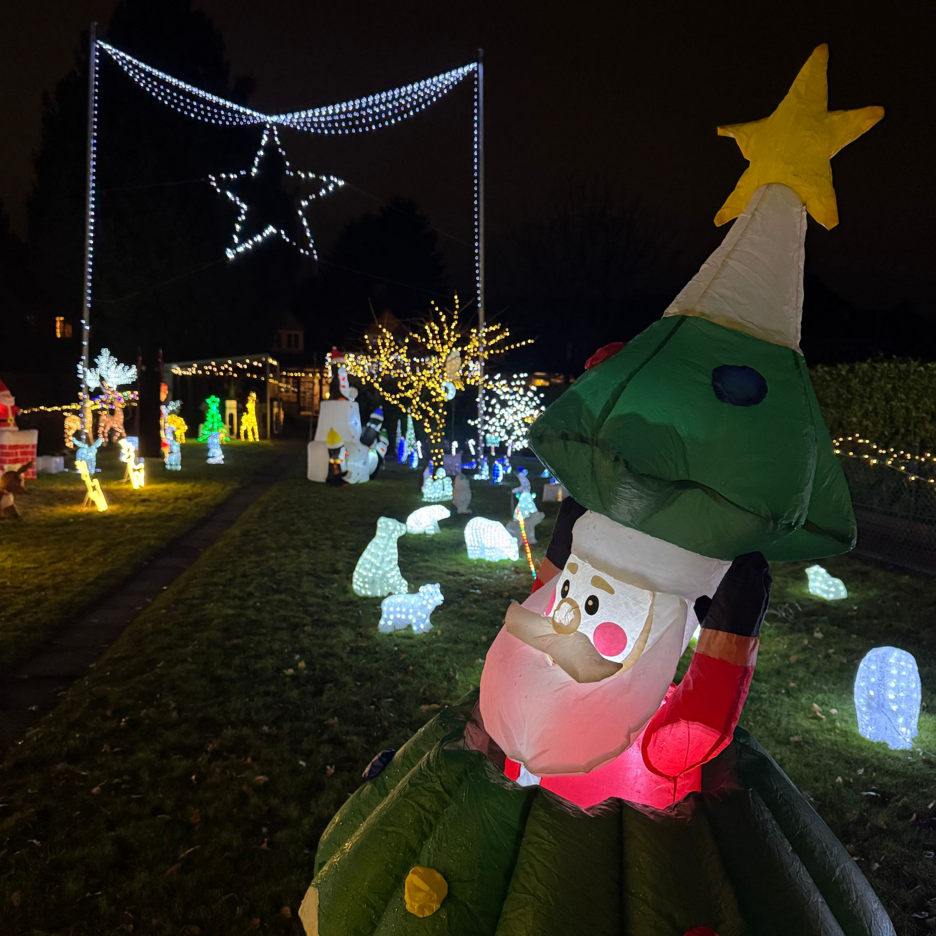 Hamburg Weihnachten Weihnachtshaus Langenhorn glitzernder Weihnachtsgarten mit viel leuchtende Weihnachtsdeko