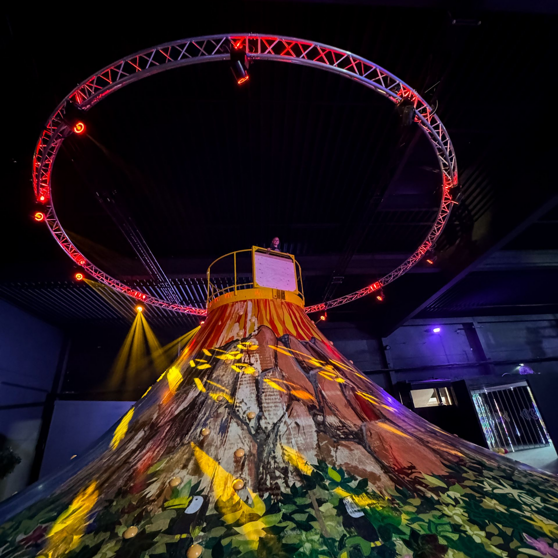 Schleswig-Holstein mit Kind Indoo Blick auf den großen beleuchteten Vulcan