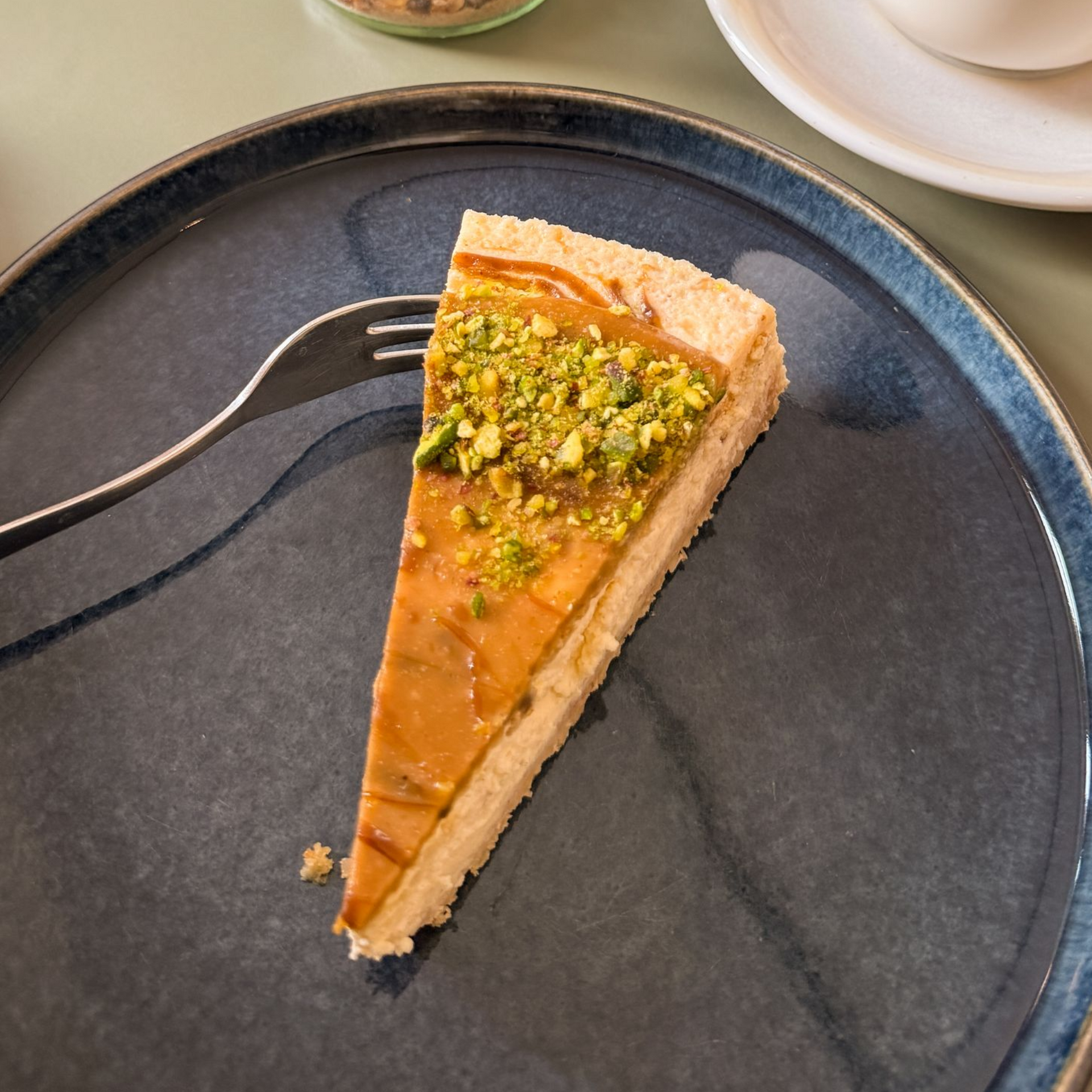 Schleswig-Holstein Tipp Blick auf ein Pistazien-Cheesecake