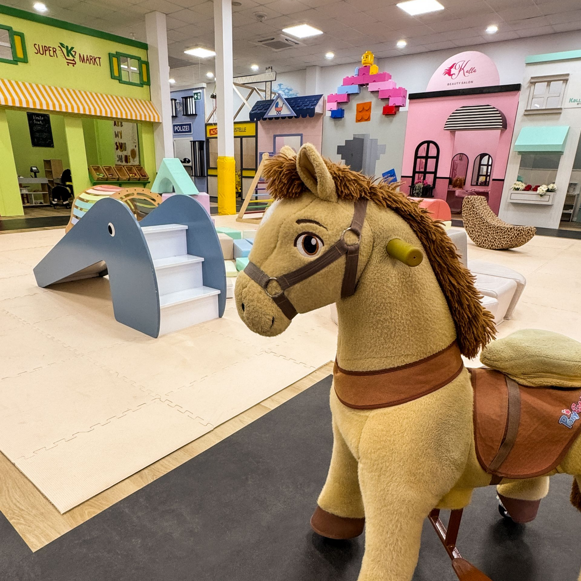 Blick auf ein Rutsche-Pferd in der Spielstadt