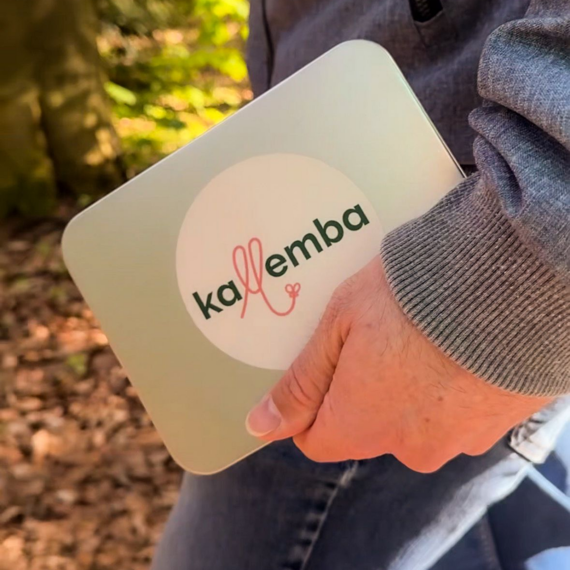 Mann hält die silberne Schatzbox von Kallemba