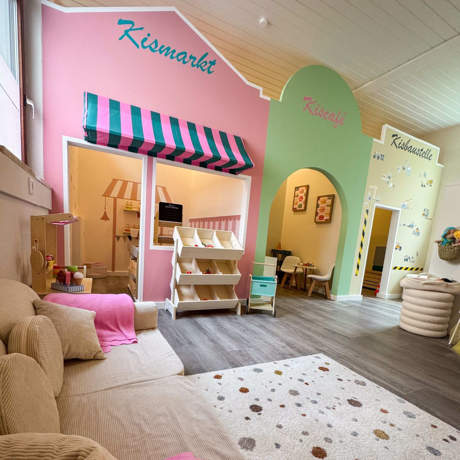 Blick auf den bunten Spielbereich im KisWunderland