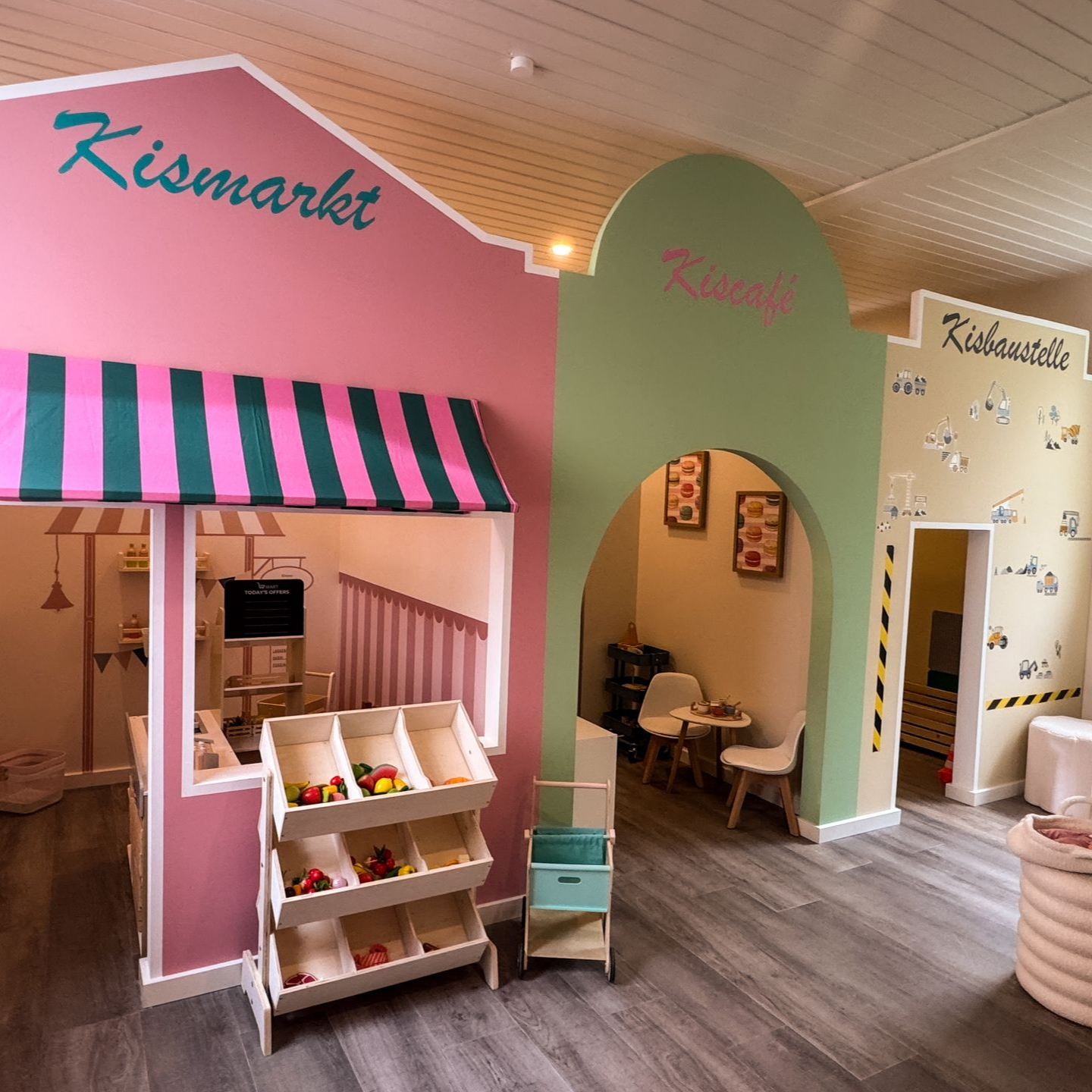 Blick auf den bunten Spielbereich im KisWunderland