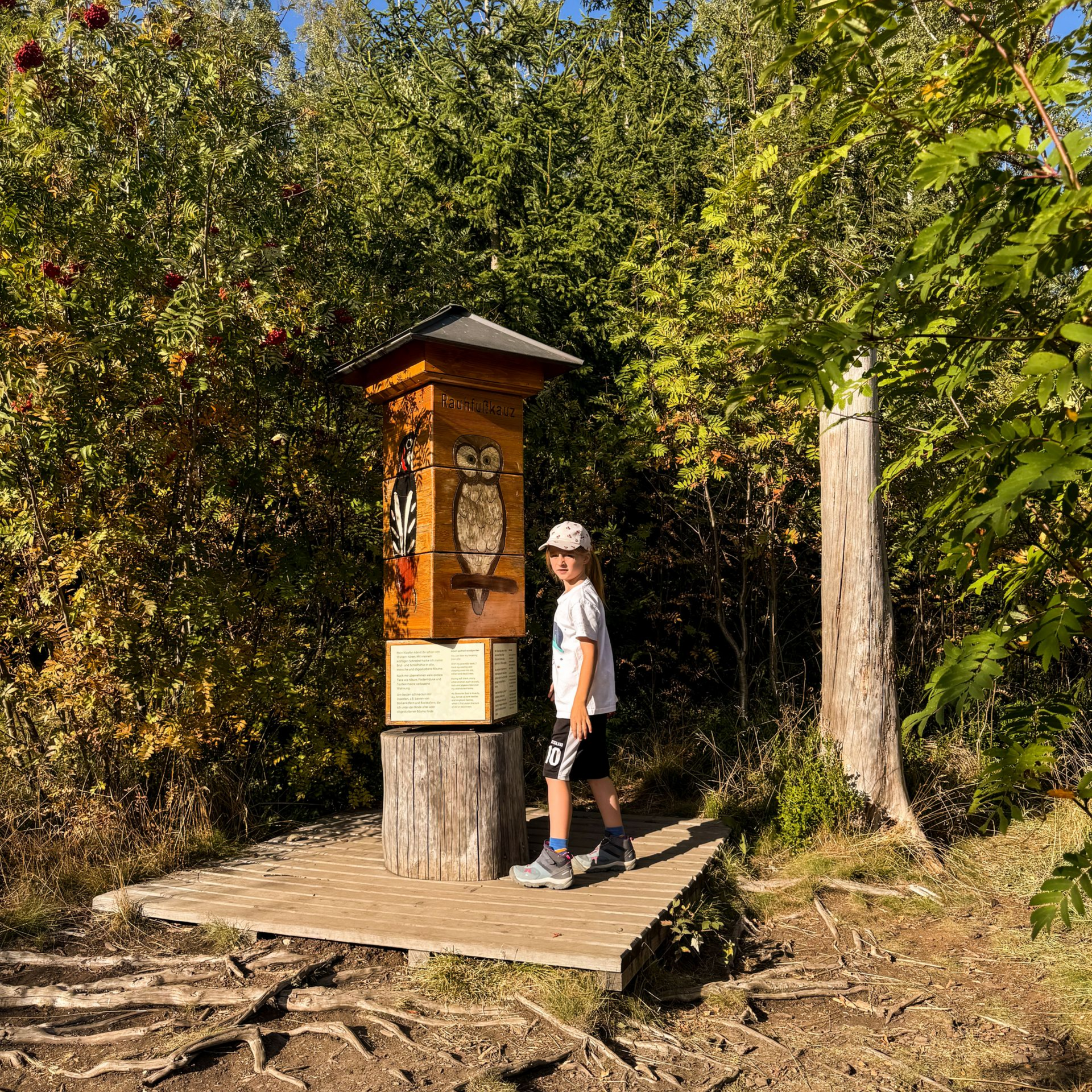 Kind steht an einem Memory Turm