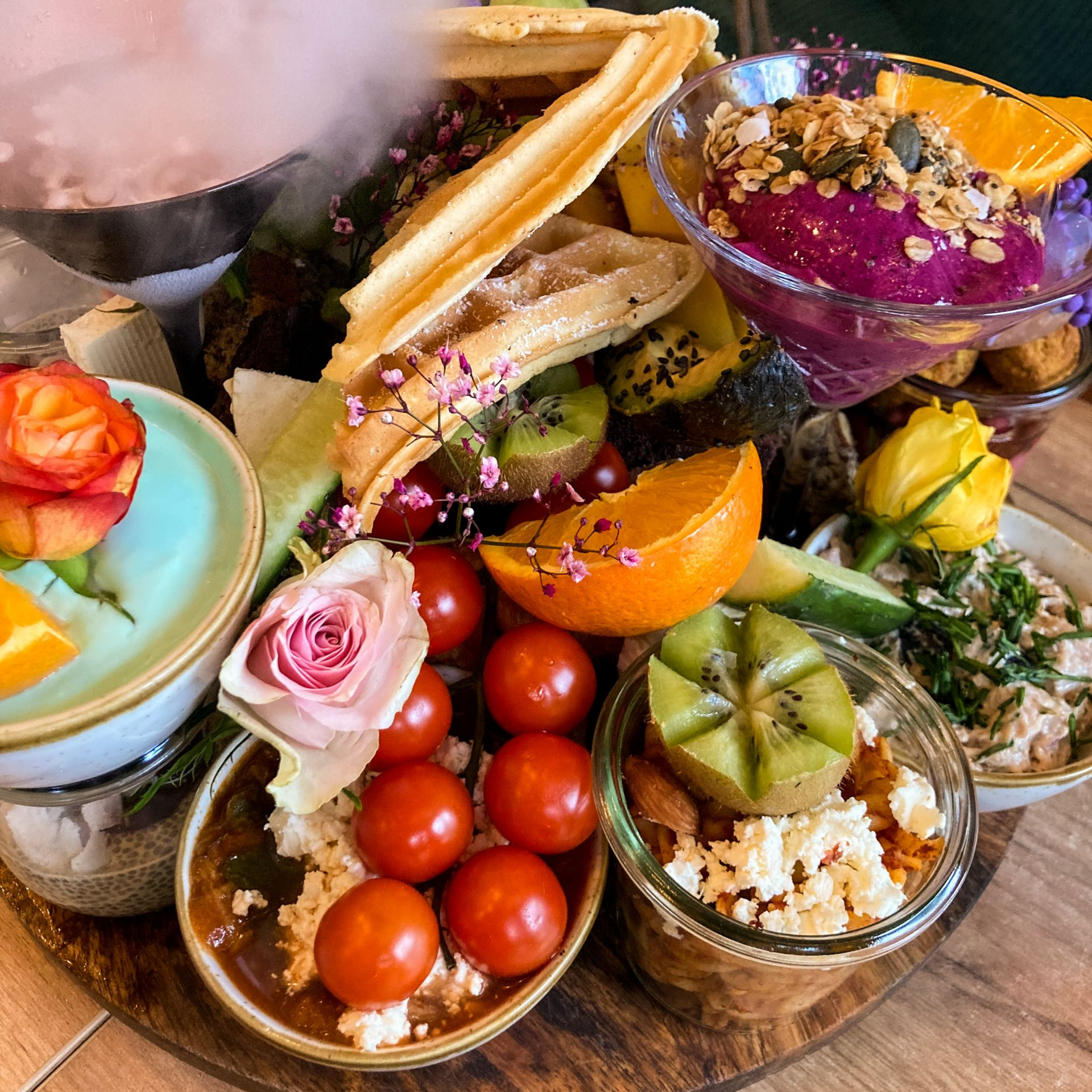 Blick auf die farbenfrohe Platter Brunch Platte