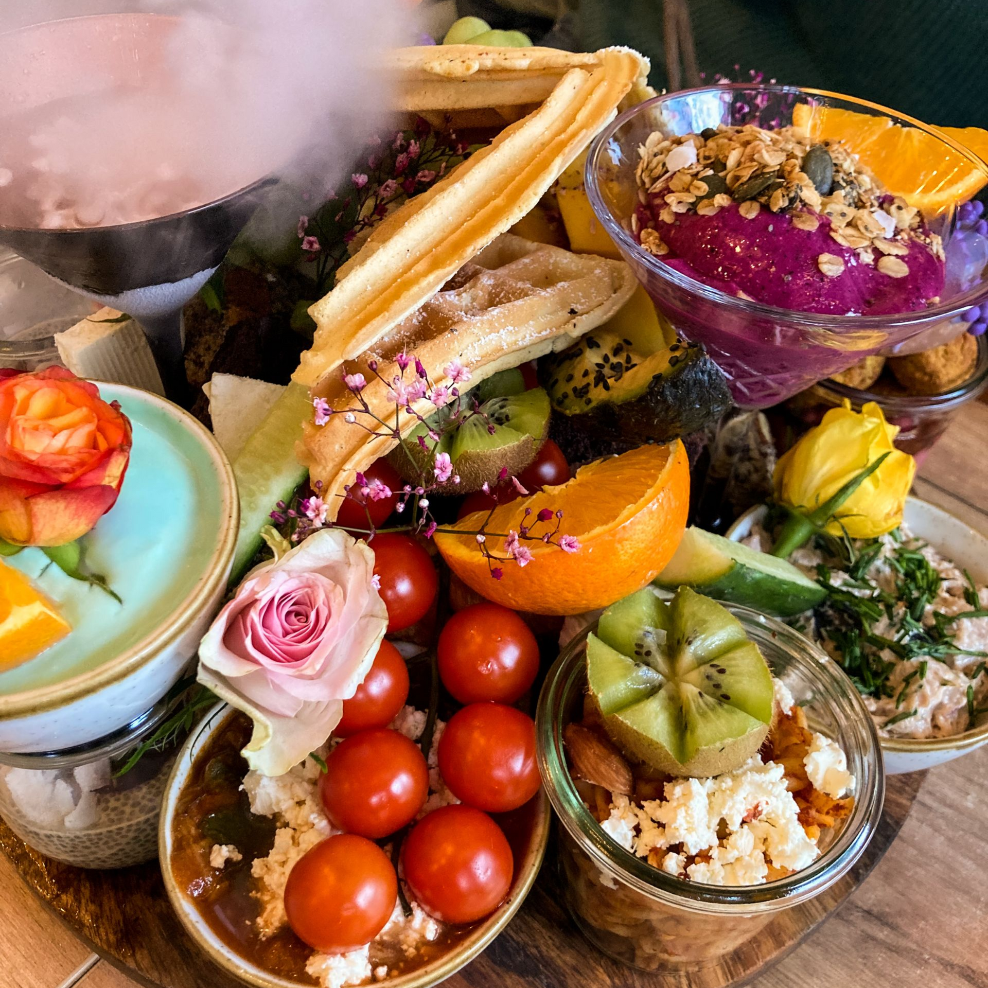 Blick auf die bunte Platter Brunch Platte