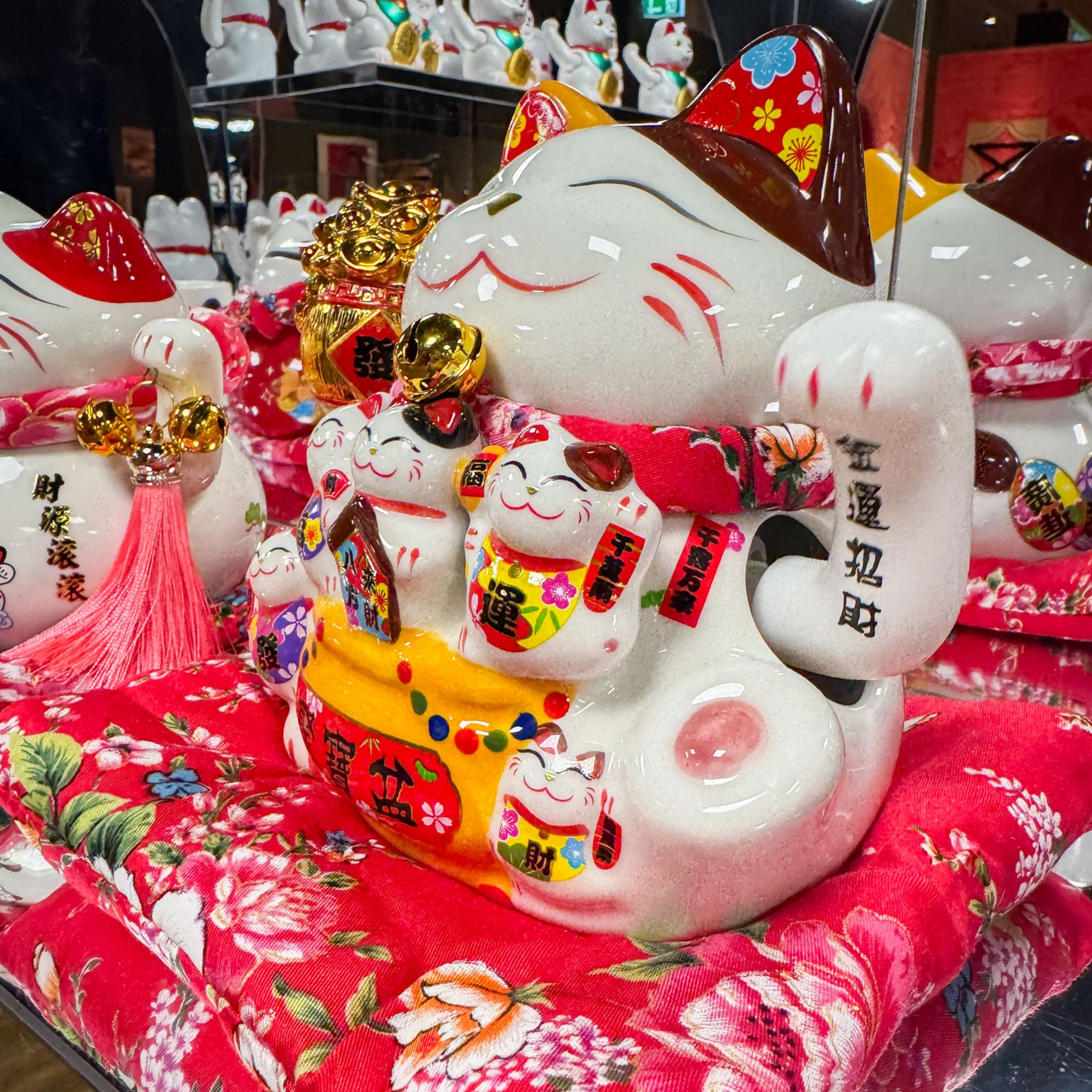 Blick in den Spiegelsaal auf einer Winkekatze