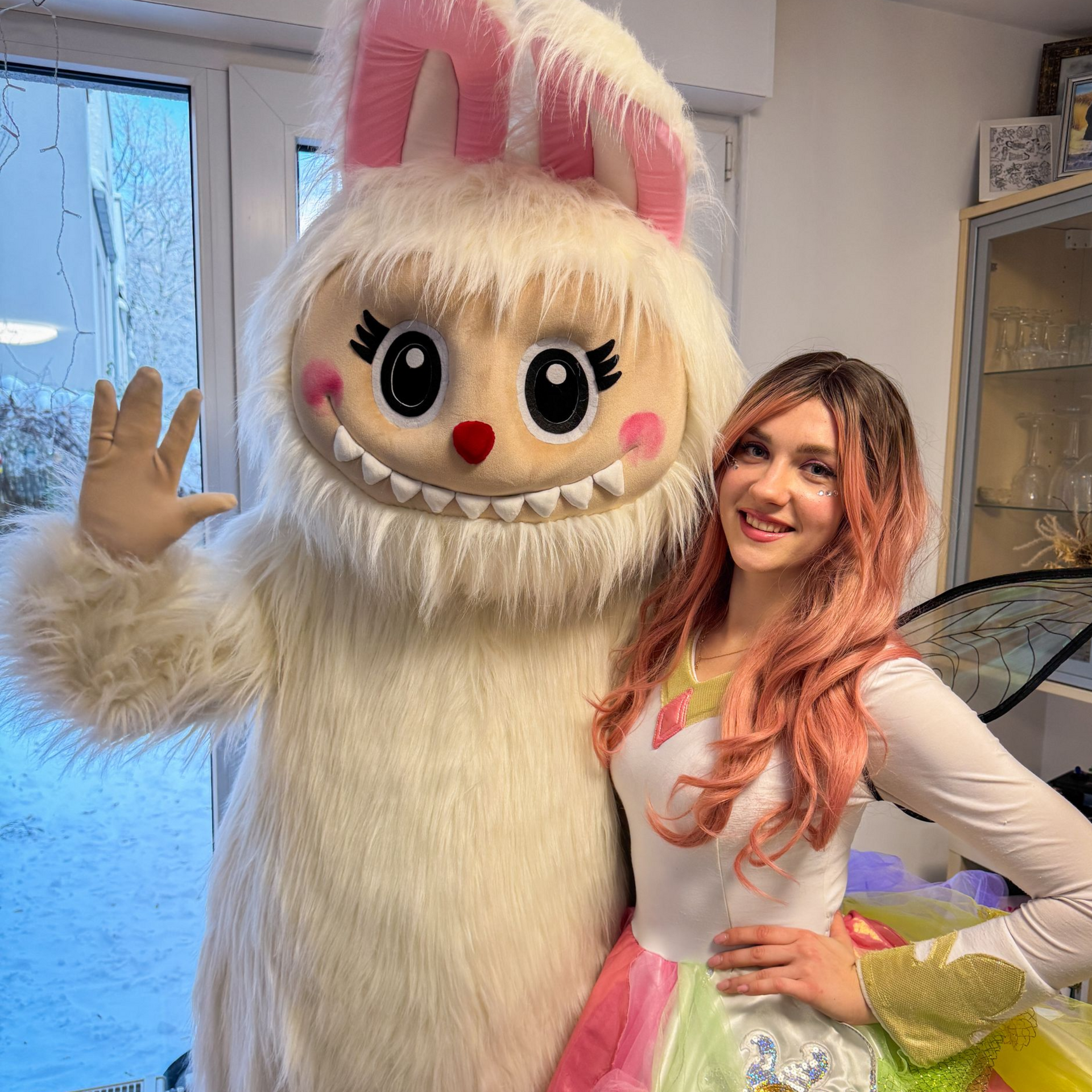 Blick auf ein Labubu-Maskottchen und einer Fee