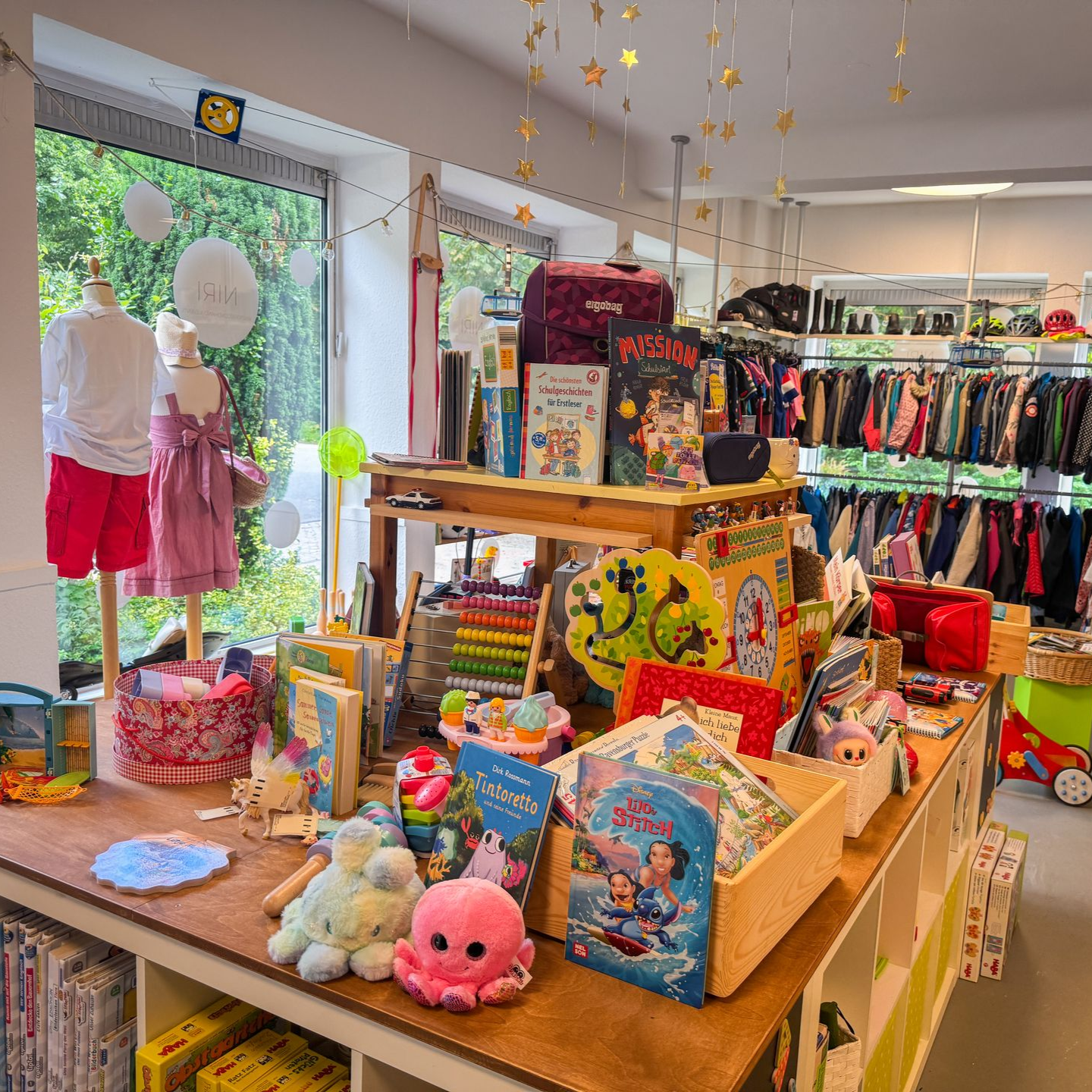 Hamburg Blick in den Niri Kindersecondhand Laden