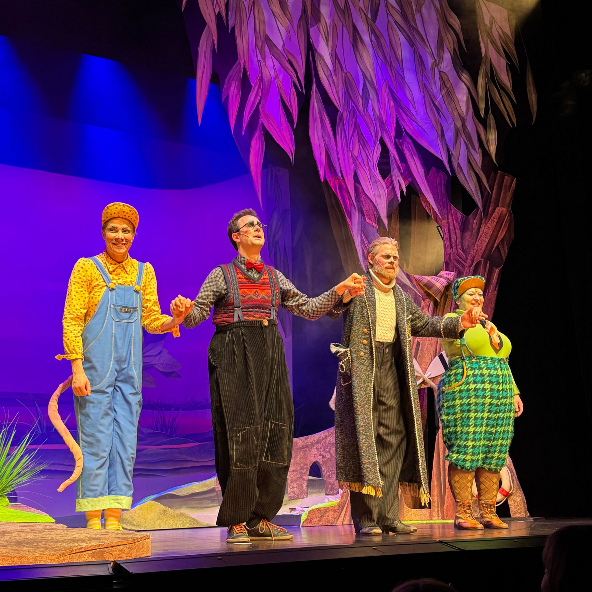 Hamburg für Kinder Blick auf die bunte Theaterbühne mit glücklichen Schauspielern im Abschlussapplaus im Ohnsorg Theater