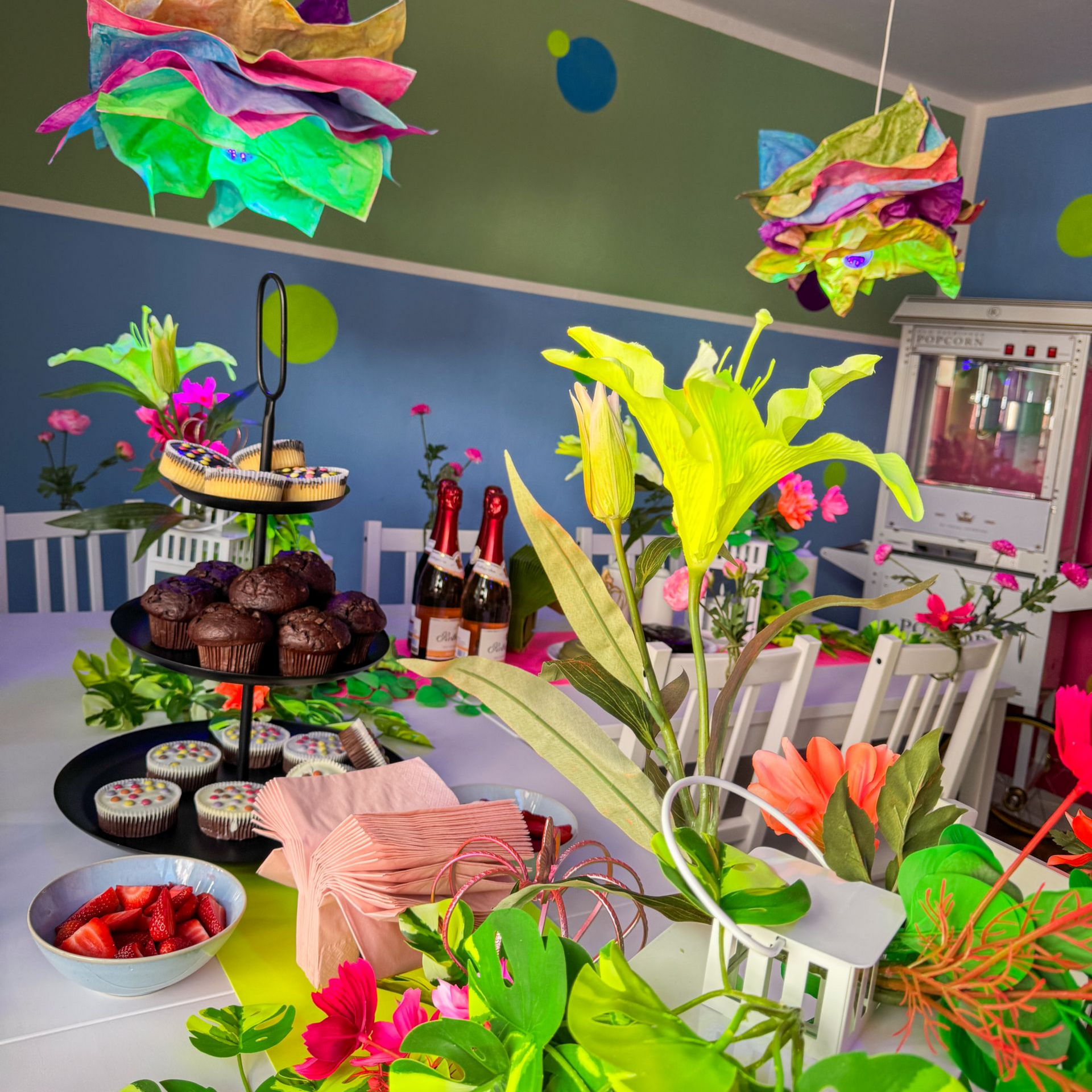 Blick in den bunten Aufenthaltsraum im Papijo Eventhaus Kiel