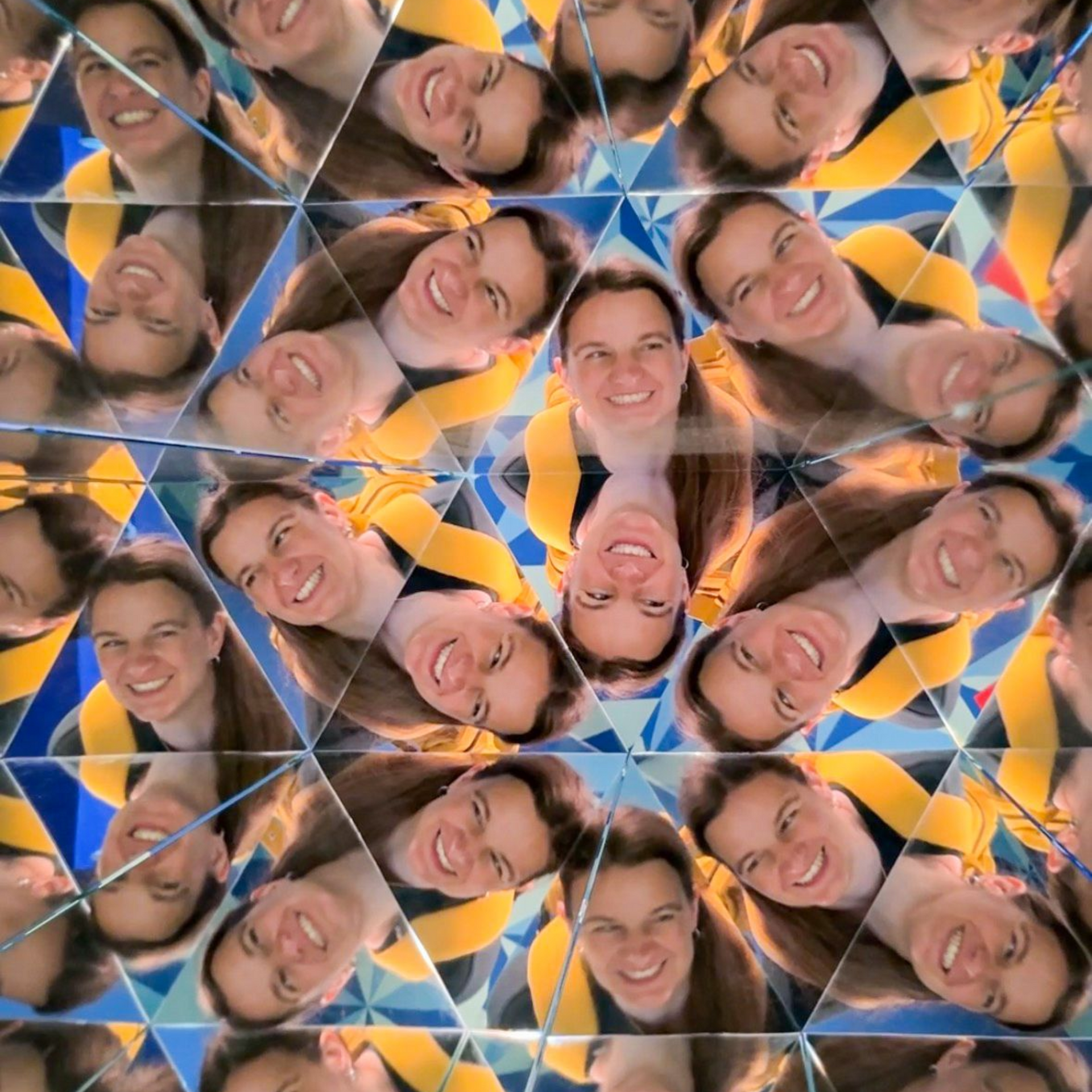 Frau schaut durch ein Kaleidoskop