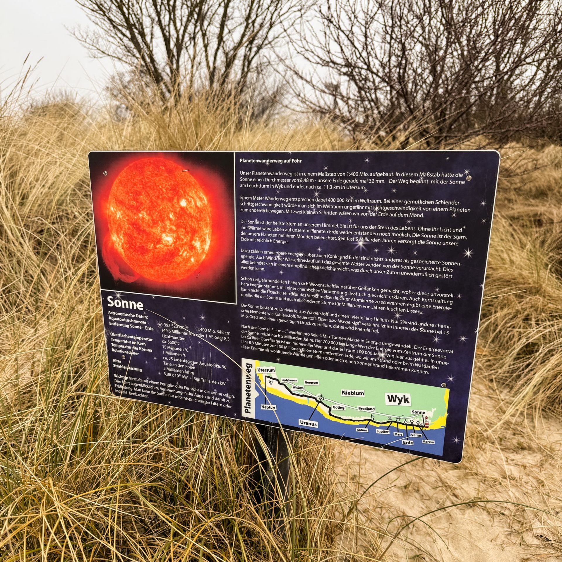 Schleswig-Holstein Tipp Blick iauf das Informationsschild der Sonne