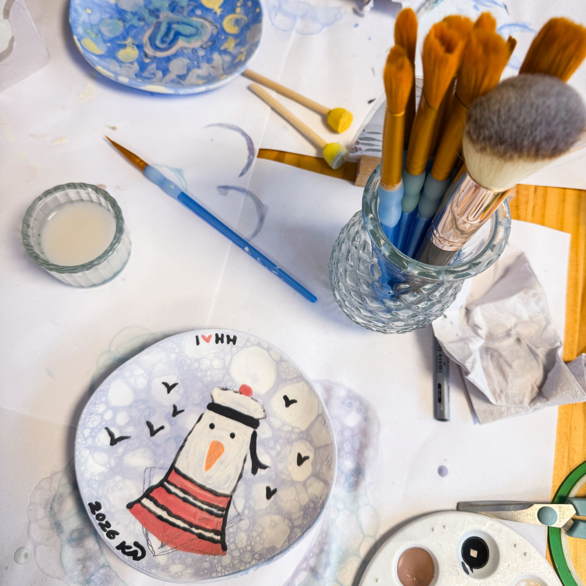 Blick auf ein Teller mit einer Möwe