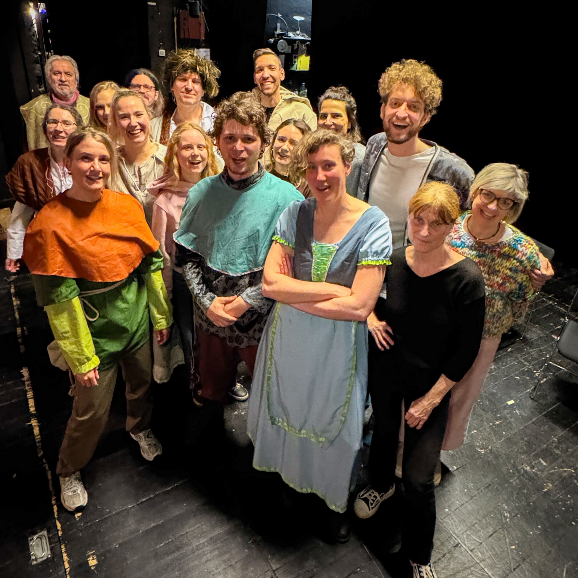 Blick auf lachende Darsteller