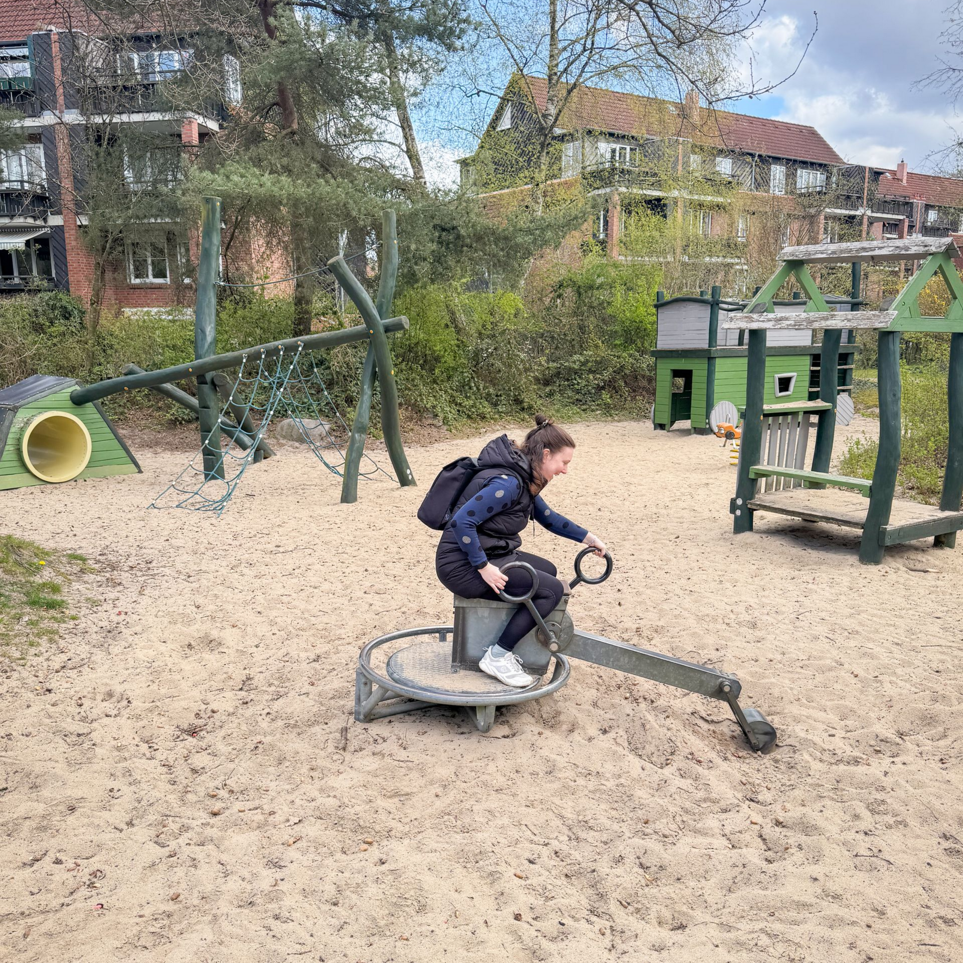 Norderstedt mit Kind Frau sitz lachend auf ein Sandbagger