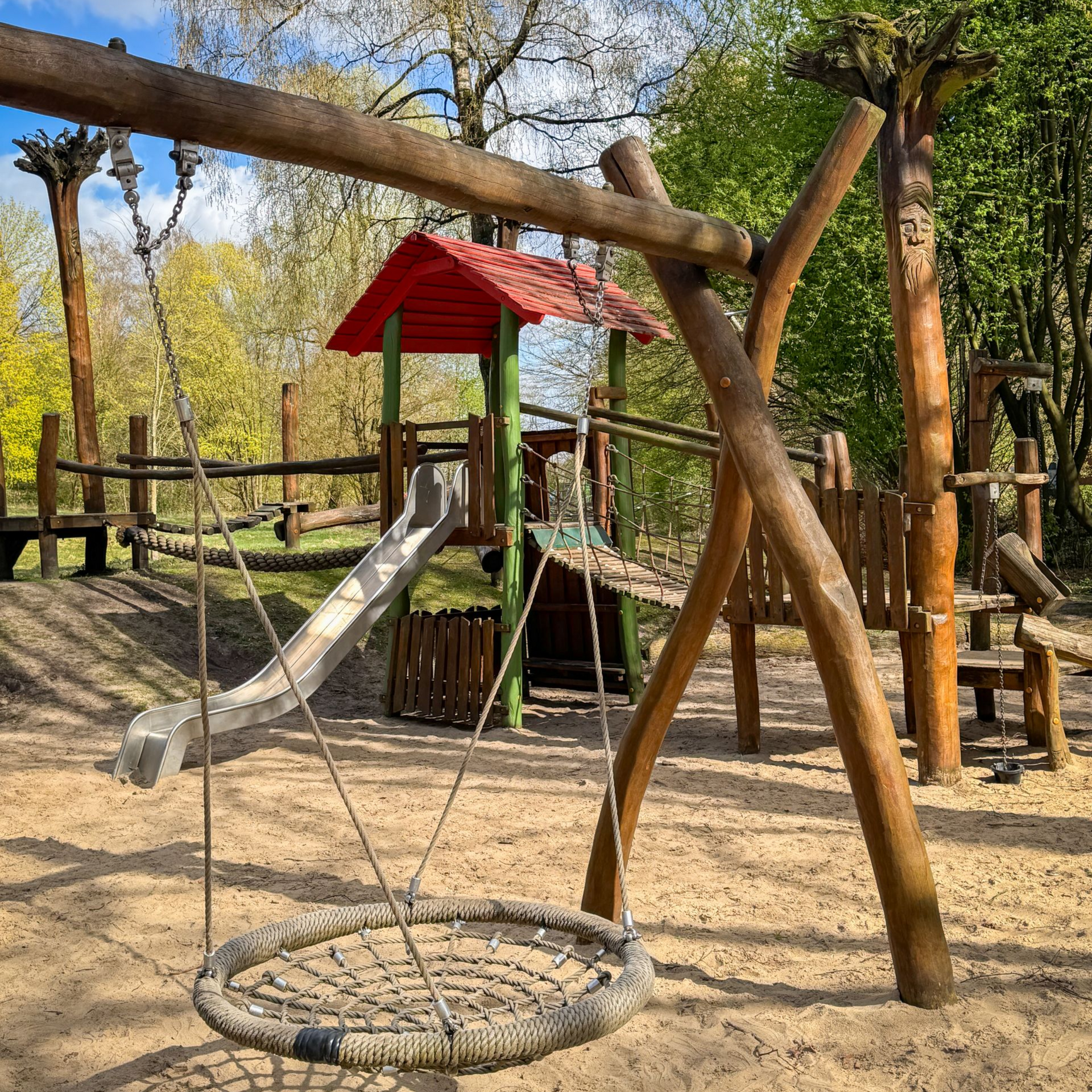 Norderstedt mit Kind Blick auf den Spielbereich mit Nestschaukel und Rutsche