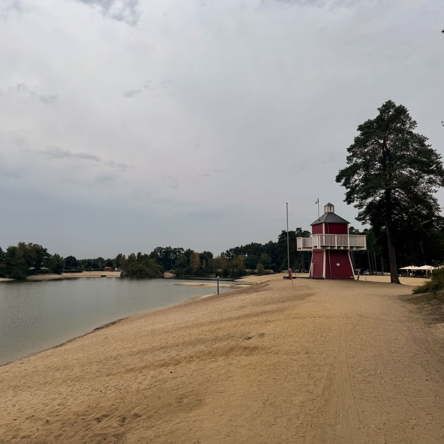 Blick auf dem Badesee mit rotem Leuchtturm