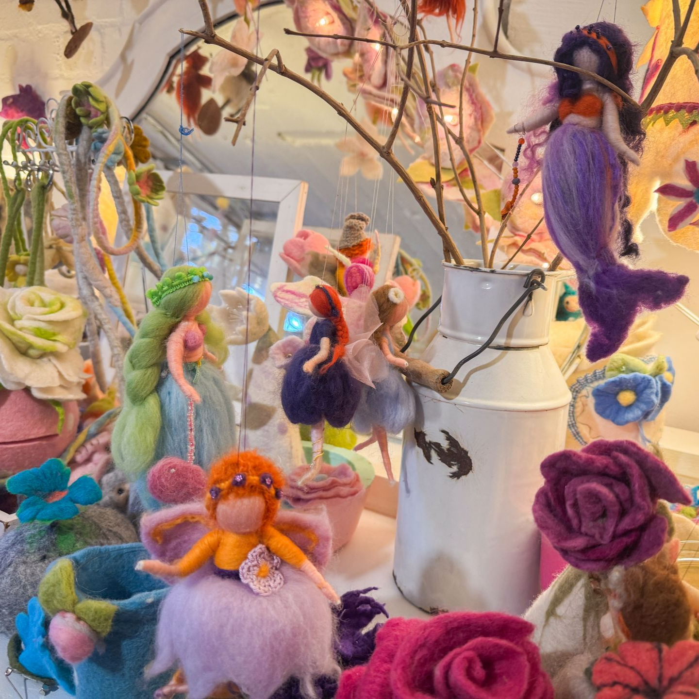 Hamburg entdecken Blick auf viele gefilzte bunte Feen