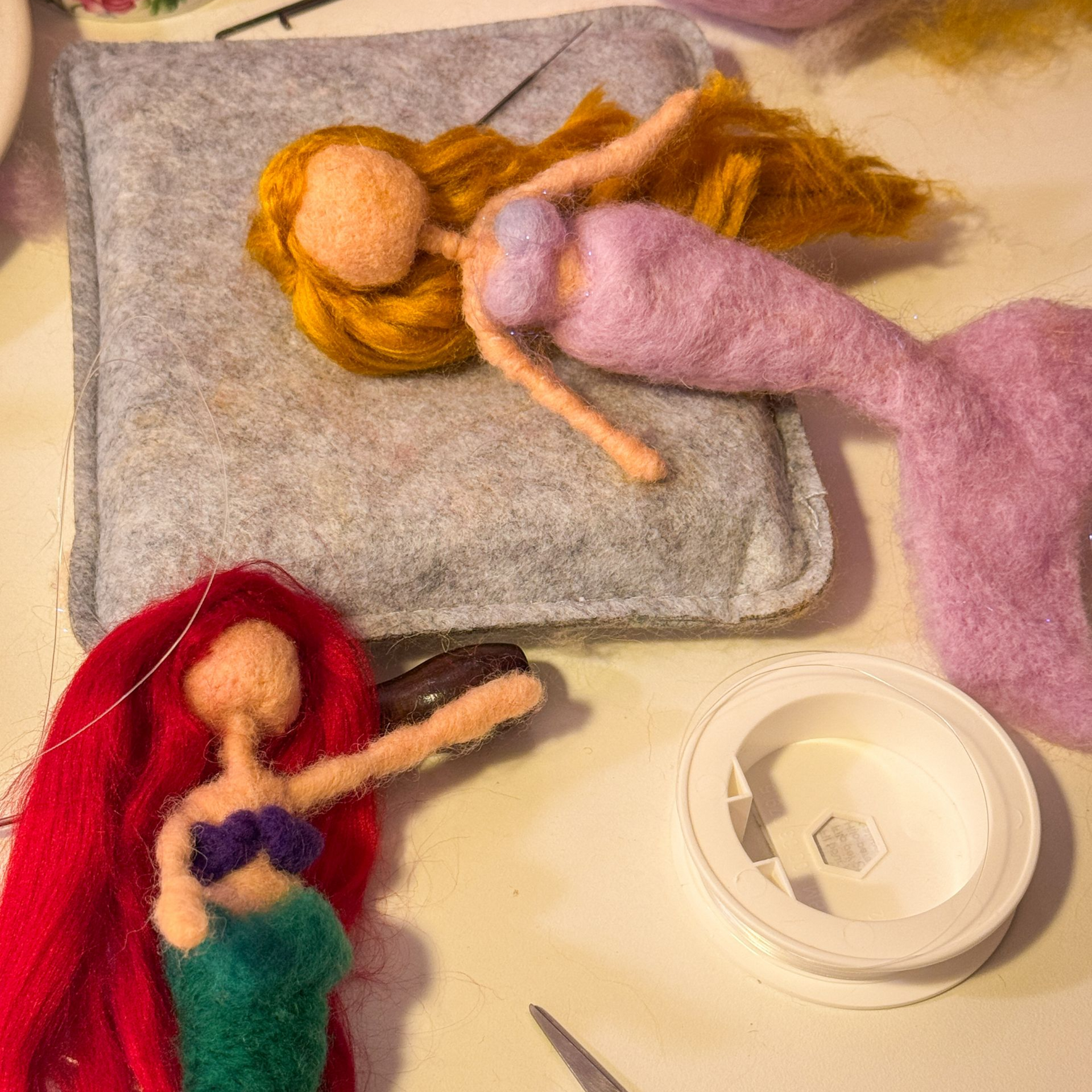 Blick auf zwei gefilzte Meerjungfrauen