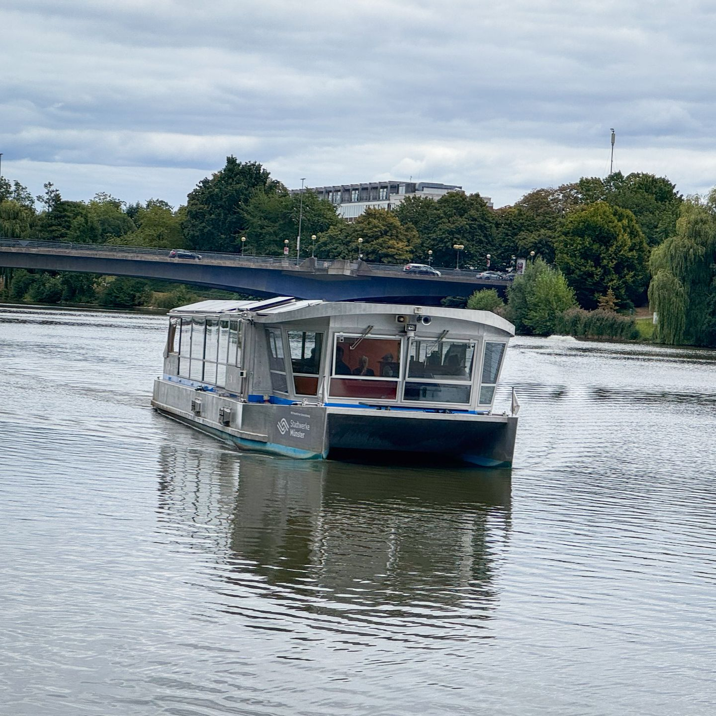 Blick auf die Solaaris, ein elektrischer Wasserbus auf dem Aasee