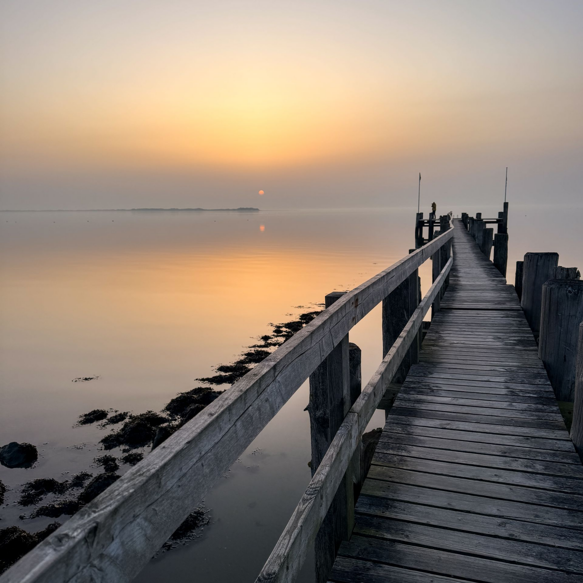 Schleswig-Holstein Tipp Blick auf die Seebrücke und den Sonnenuntergang hinter Amrum