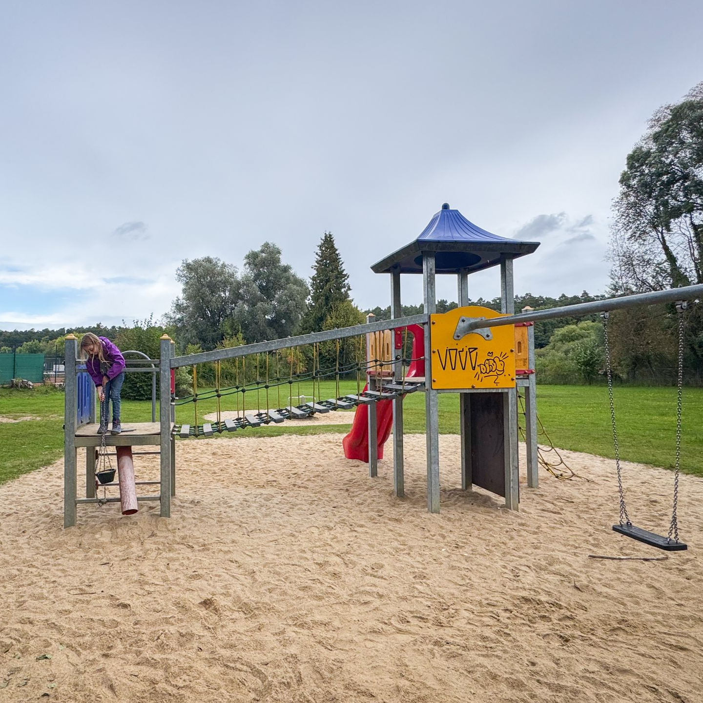 Kind spielt auf einem Klettergerüst