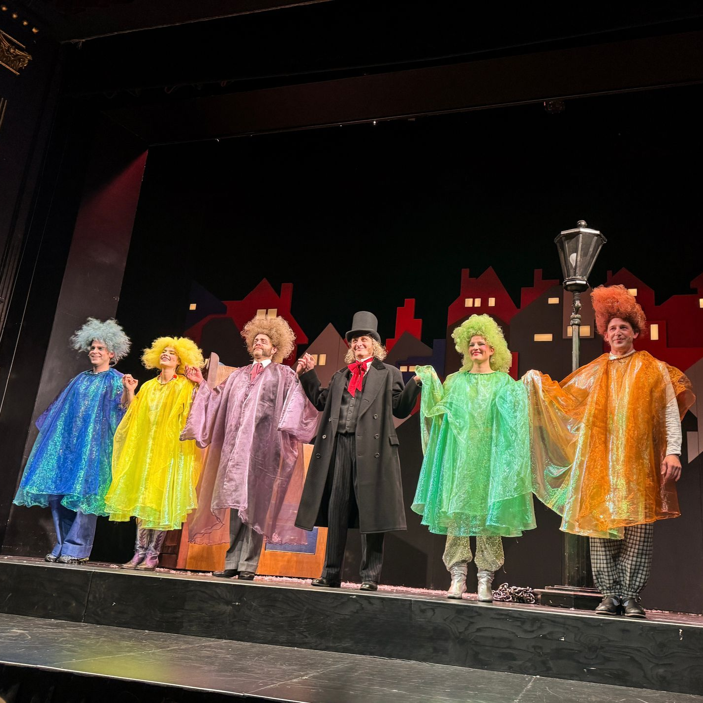 Blick auf den gesamten Cast der Weihnachtsgeschichte im St. Pauli Theater