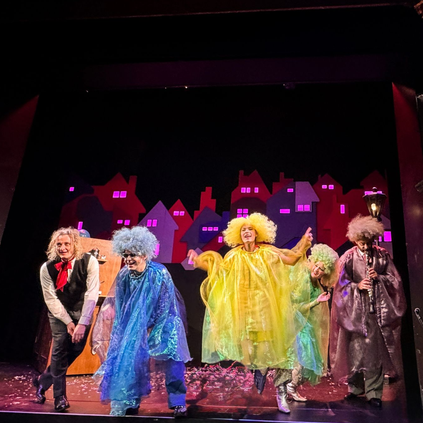 Hamburg Tipp St. Pauli Theater Blick auf tanzende Schauspieler und Schauspieler