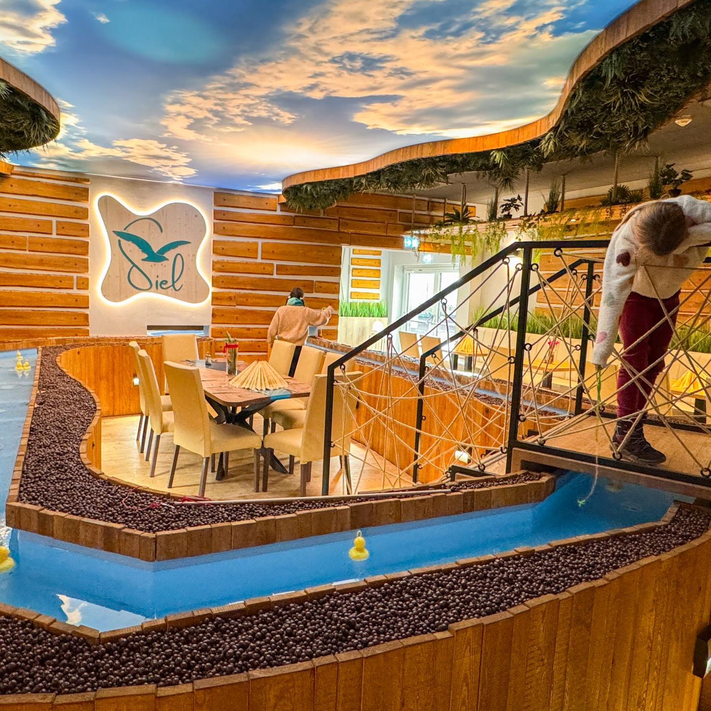 Blick auf die Entchen-Angel-Bahn im Restaurant Familienbereich im Wangerland Resort