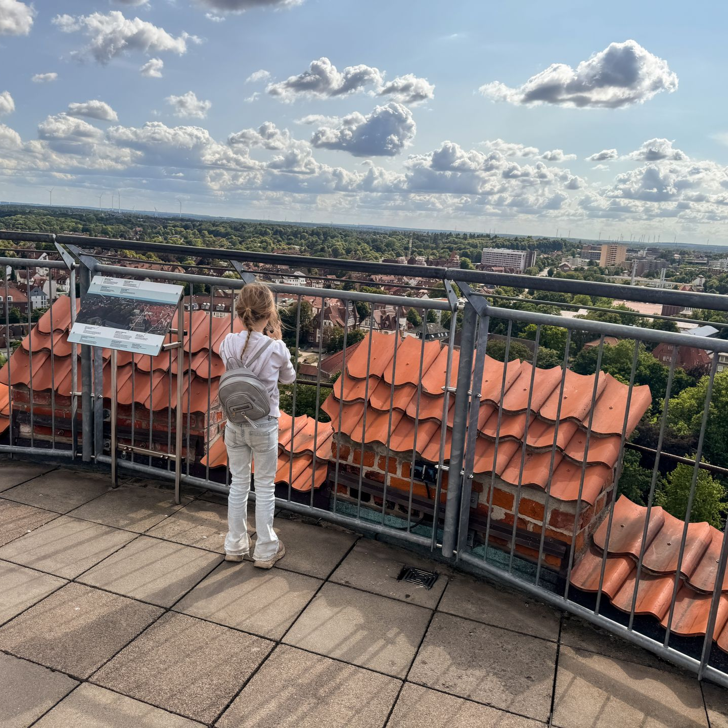Niedersachsen entdecken Kind steht auf der Aussichtsplattform und genießt den Weitblick auf Lüneburg