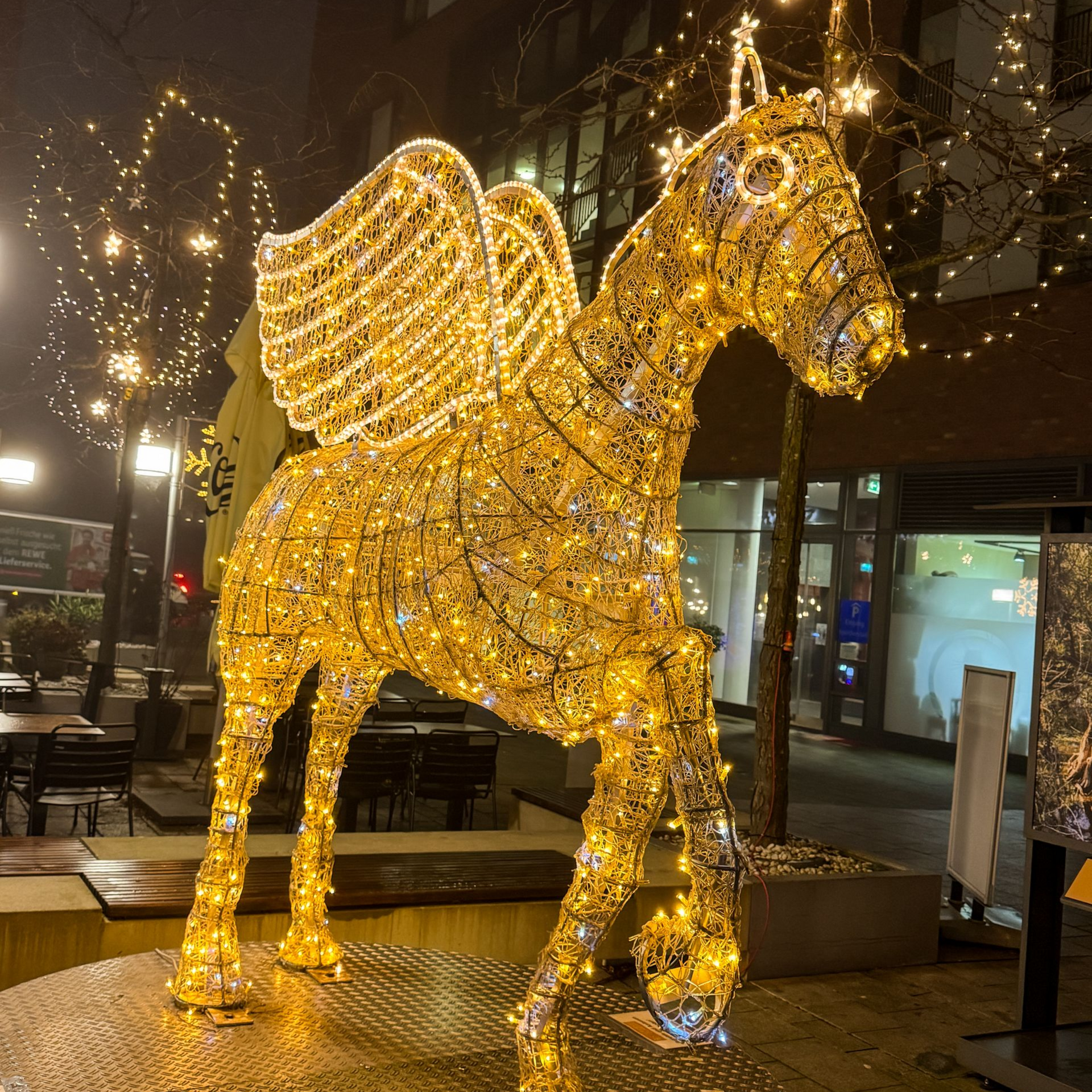 Hamburg für Kinder Blick auf ein großes leuchtendes Pferd