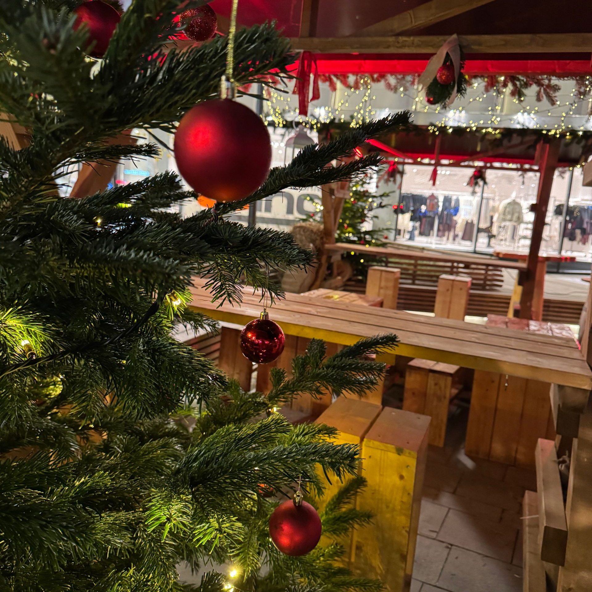 Hamburg für Kinder Blick auf Sitzgelegenheit auf den Weihnachtsmarkt Westfield Center