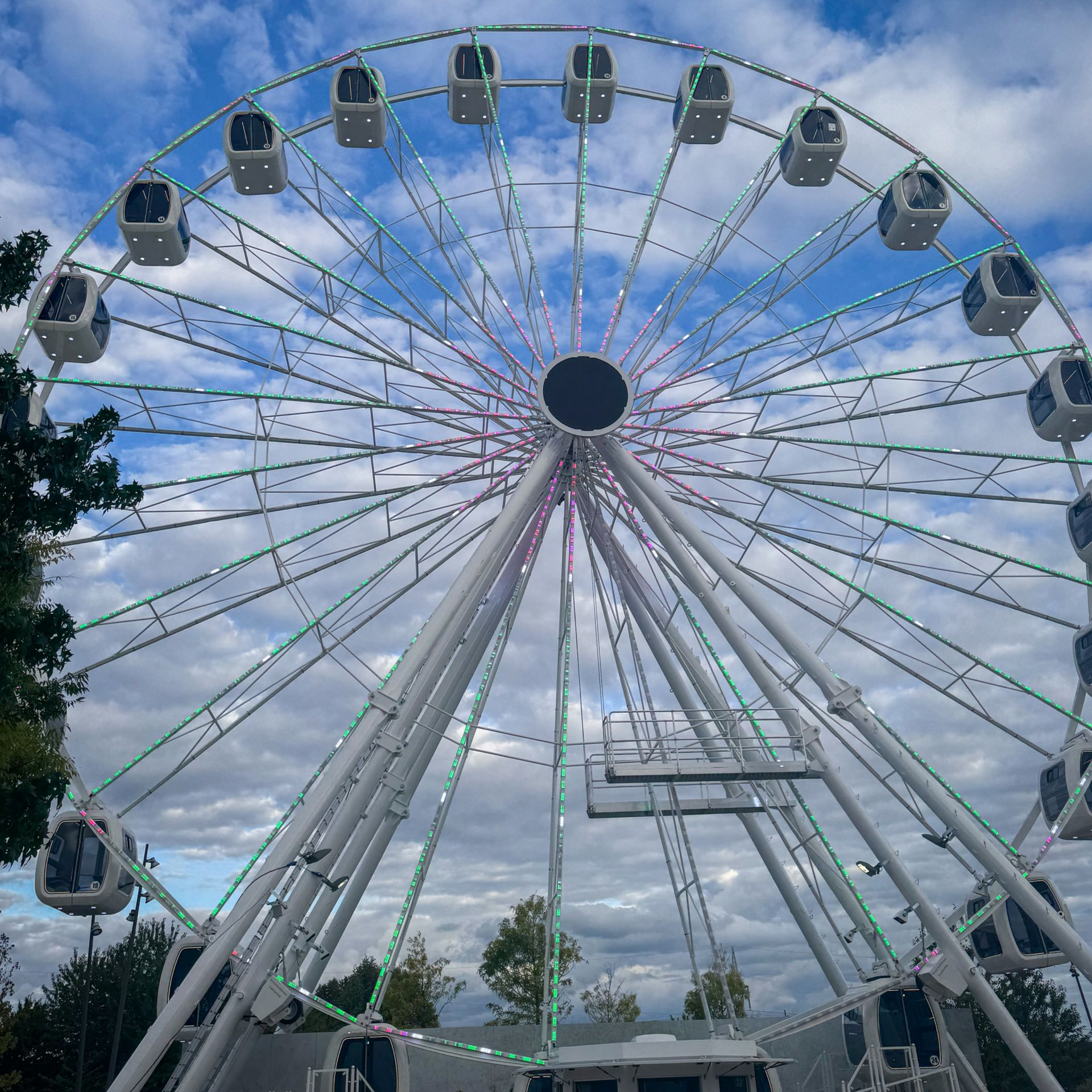 Blick auf das Riesenrad vom Westfield Ruhr-Park