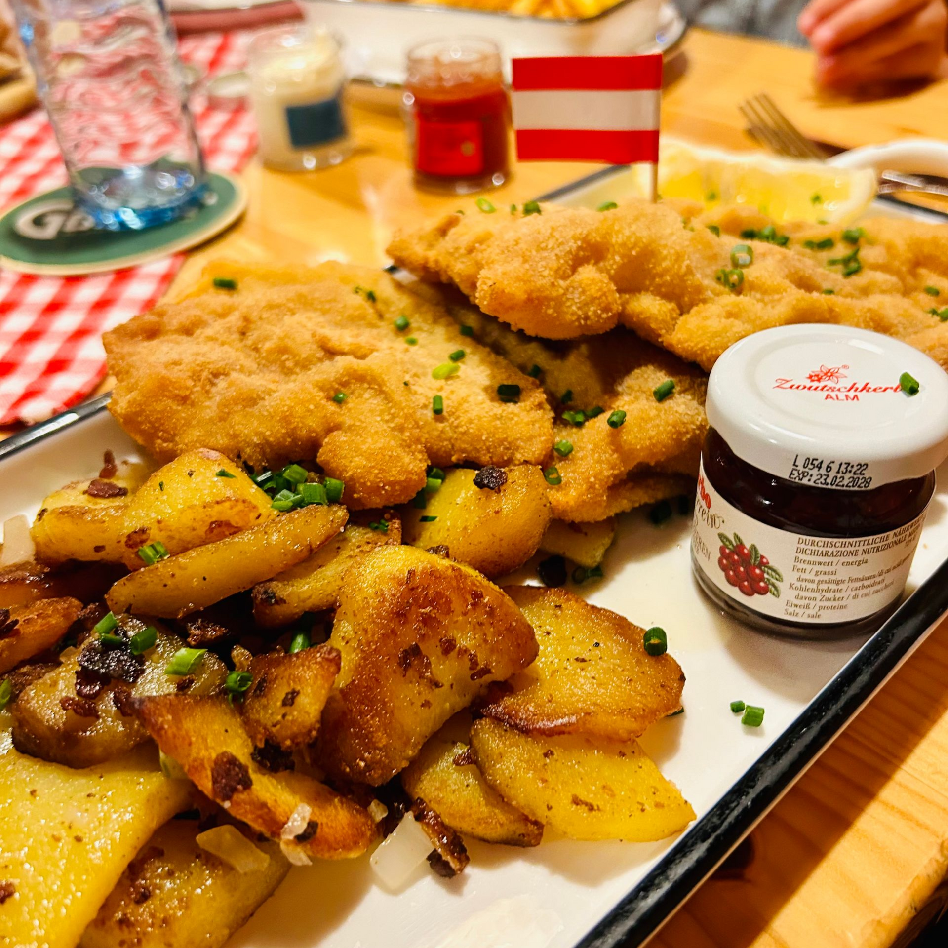 Norderstedt entdecken Blick auf ein Wiener Schnitzel mit Bratkartoffeln