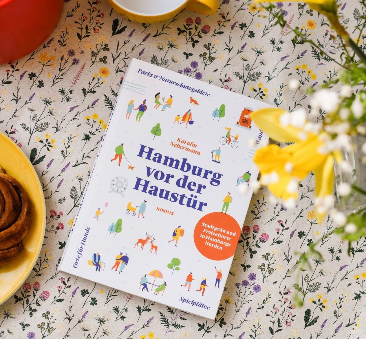 Hamburg Buch Blick auf das Buch Hamburg vor der Haustür auf einem blumigen Hintergrund