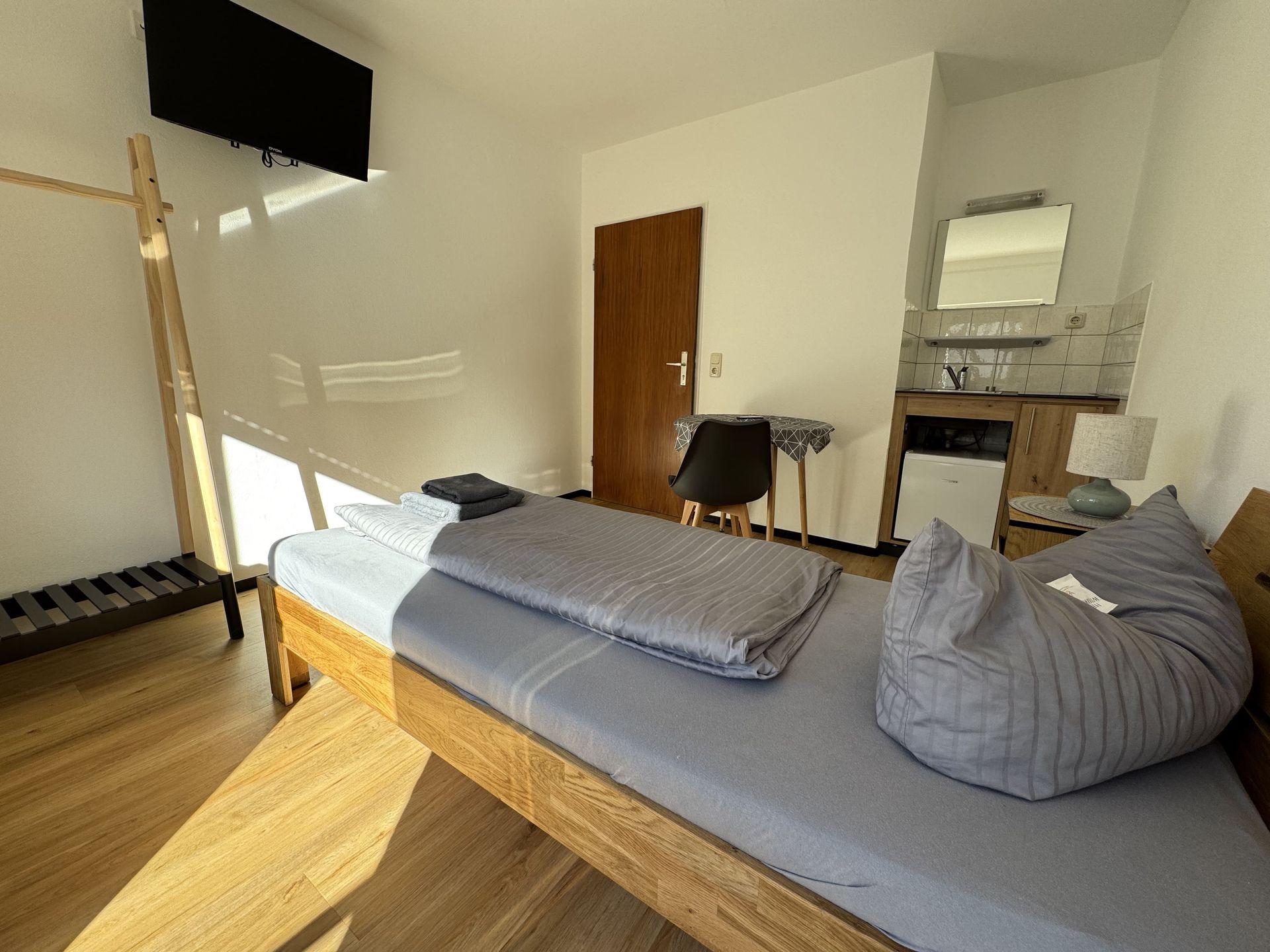 Helles Gästezimmer in der Pension Stadtallendorf