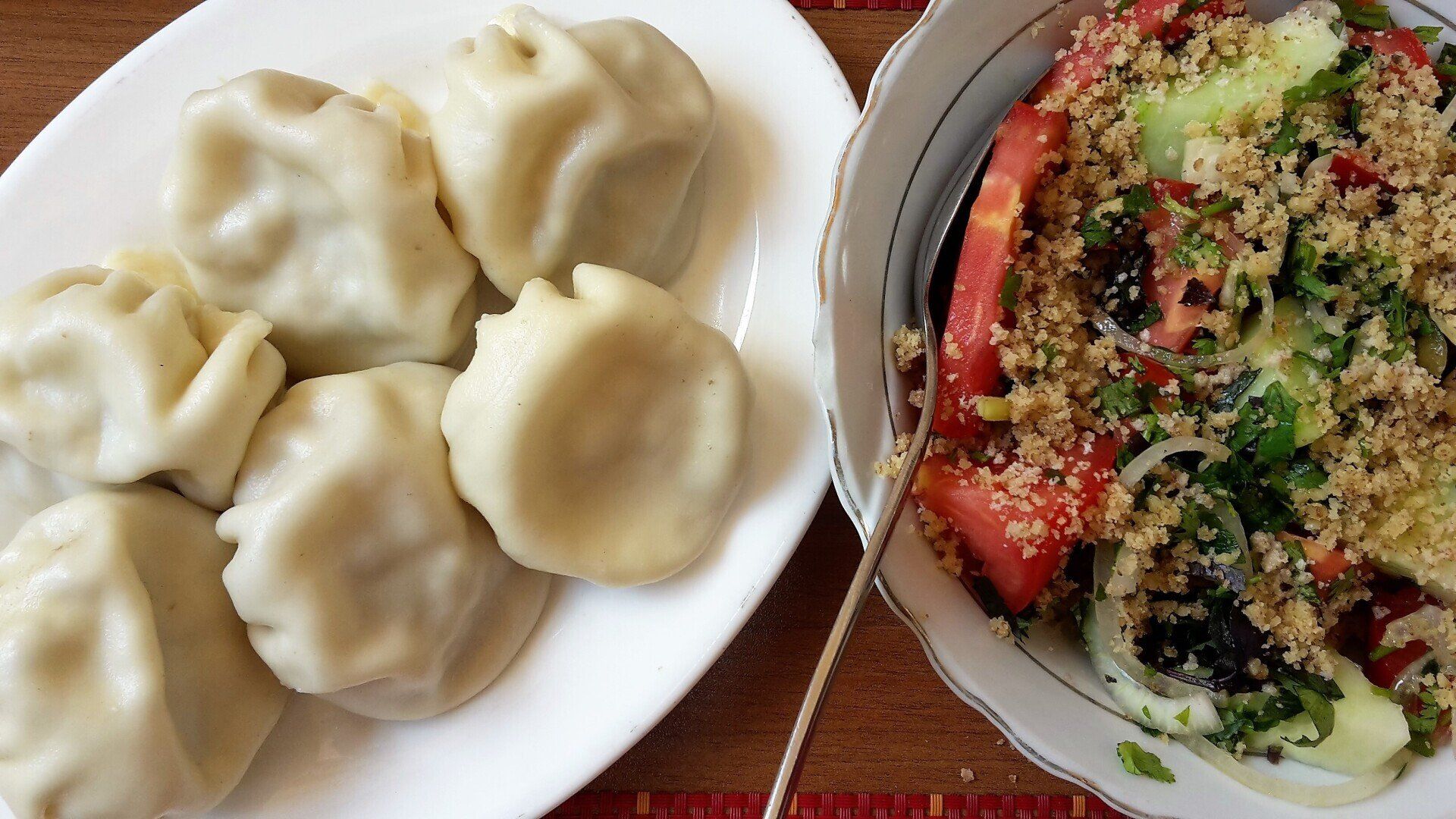 Chinkali und Salat Auf unserer Georgien Rundreise