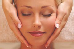 GESICHTS-MASSAGE GESICHTS-MASSAGE