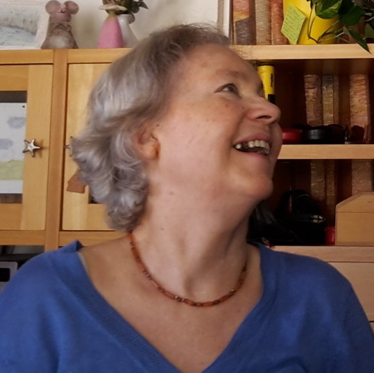 AKBN Kundin im Rollstuhl Frau im Rollstuhl wird im Alltag unterstützt