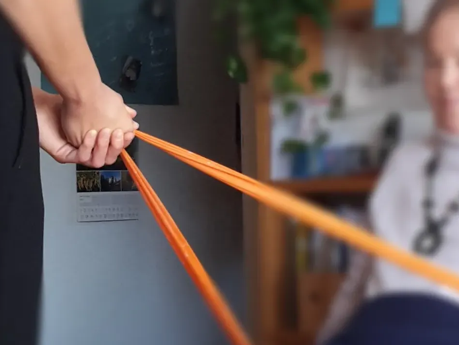 Unterstützung bei Mobilisierung Assistenz hilft beim Sport